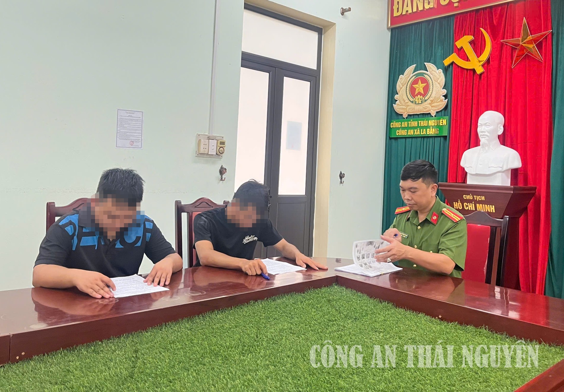 Công an xã làm việc với các đối tượng chấp hành án hình sự ngoài cộng đồng