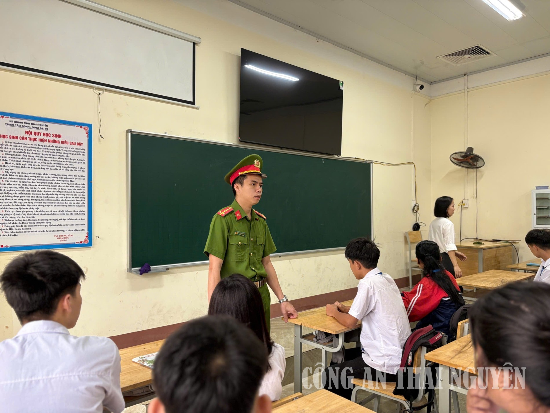 Tổ Cảnh sát phòng, chống tội phạm tuyên truyền pháp luật cho các em học sinh
