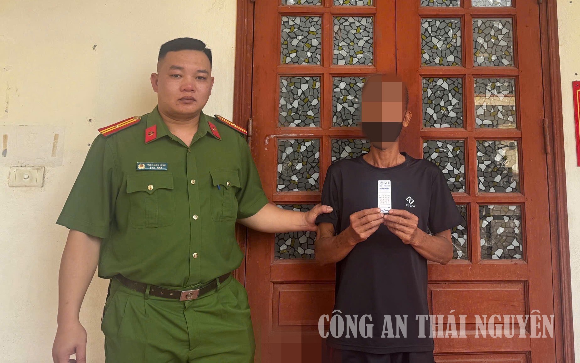 Công an xã test ma túy các đối tượng nghi nghiện