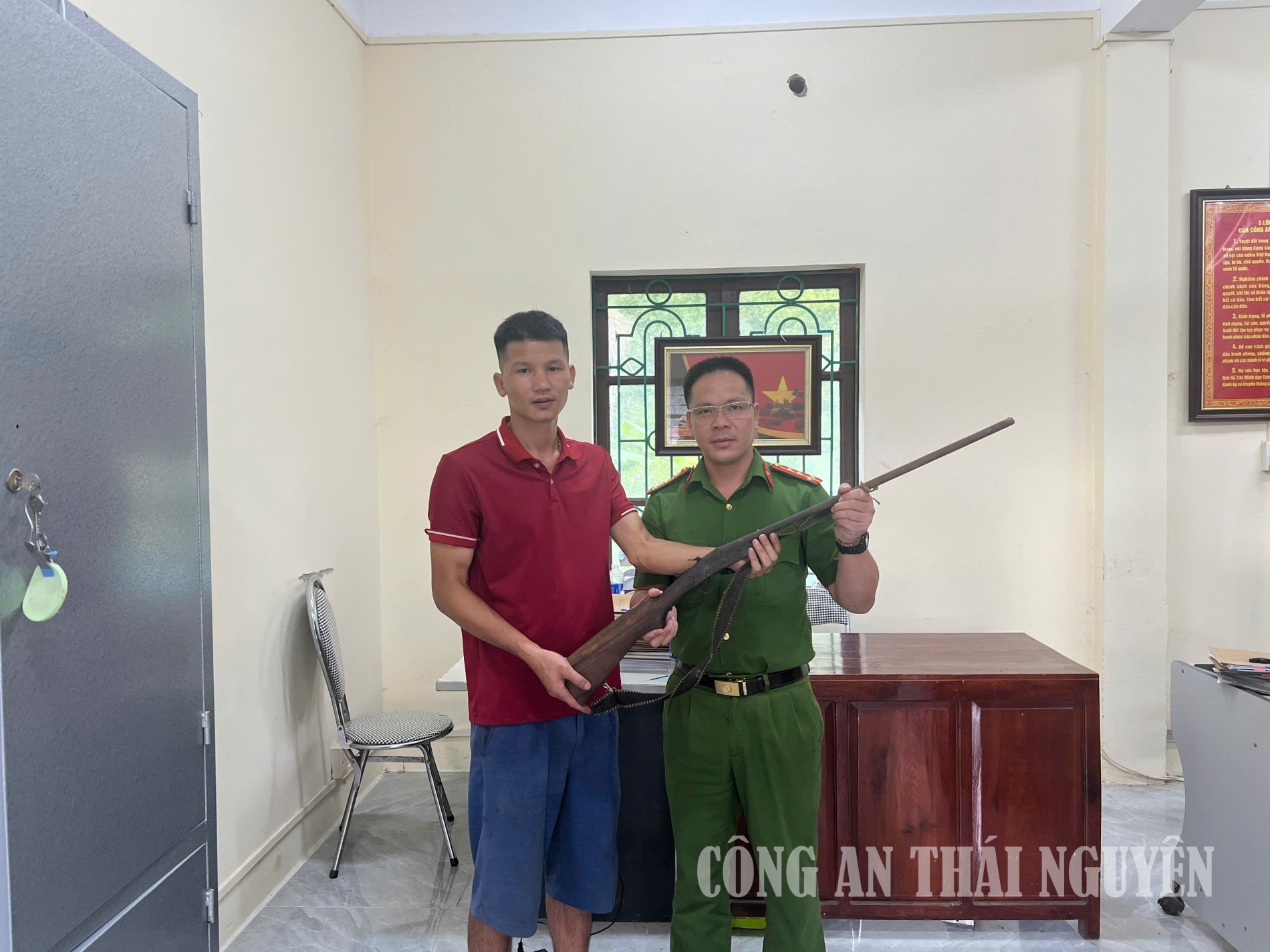 Công dân tự nguyện giao nộp vũ khí tại trụ sở Công an xã