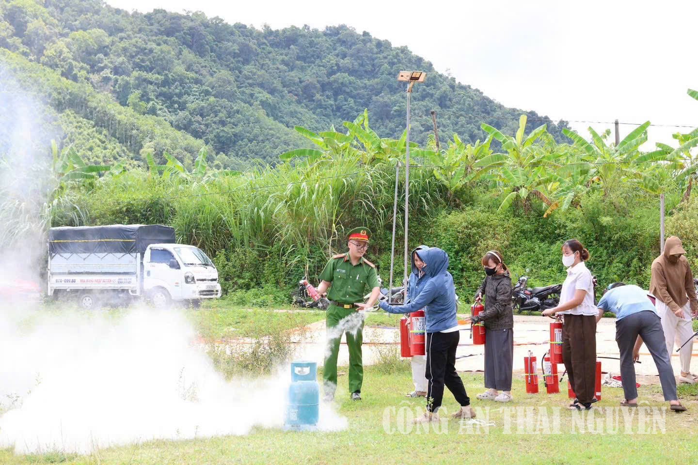 Công an xã hướng dẫn các cơ sở kinh doanh cách sử dụng bình chữa cháy