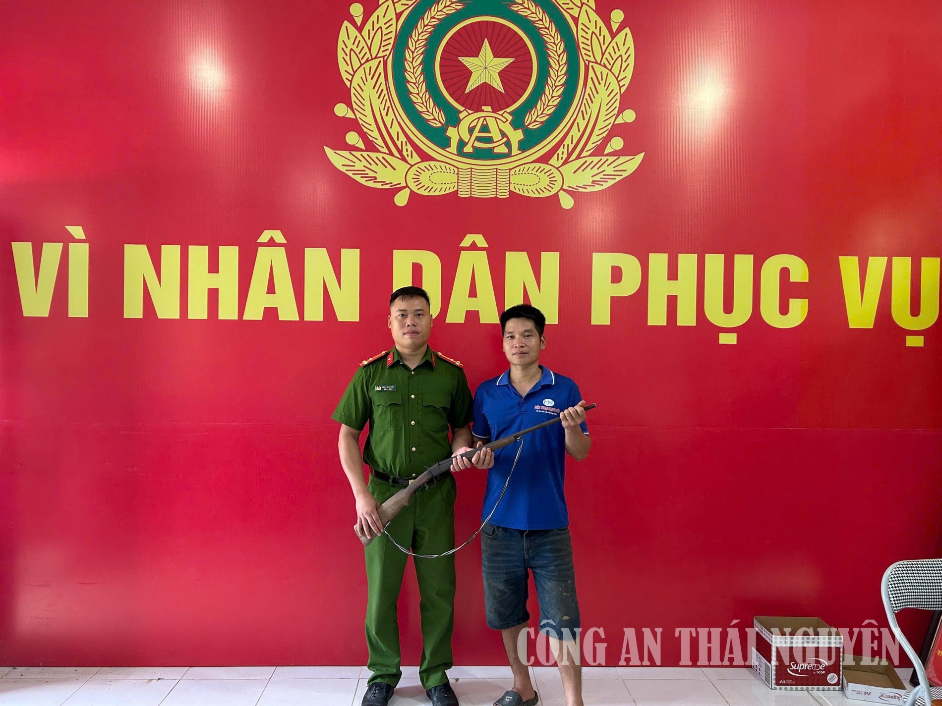 Công an xã tiếp nhận khẩu súng săn do người dân tự nguyện giao nộp