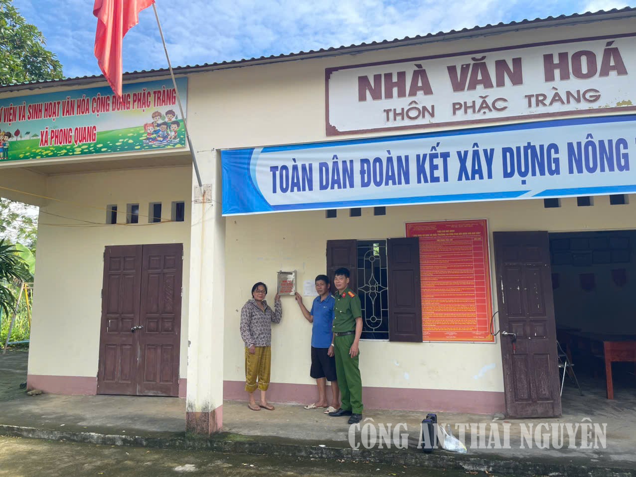 Cán bộ Công an xã hướng dẫn, giải thích cho người dân về ý nghĩa của việc lắp đặt hòm thư tố giác tội phạm