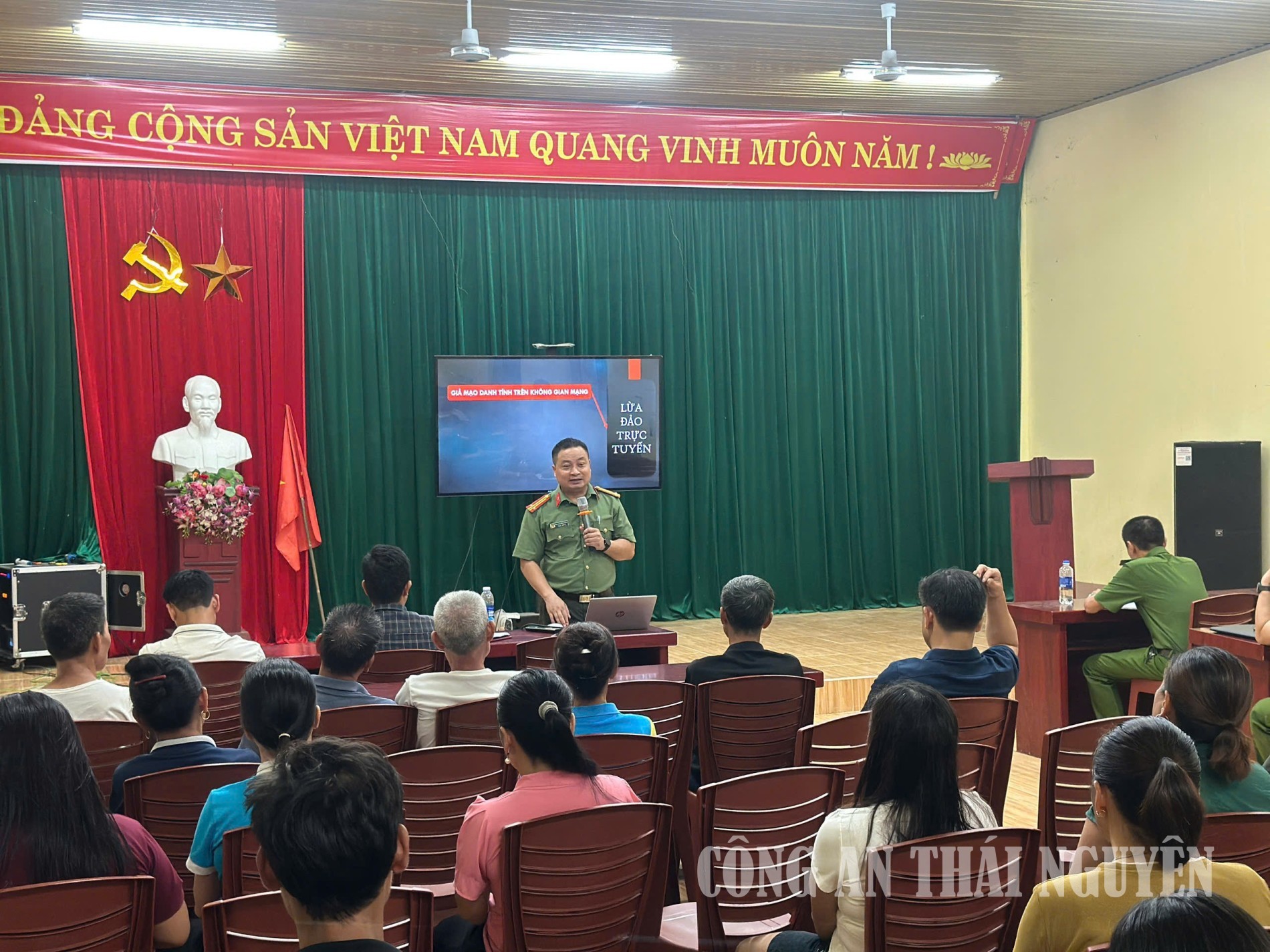 Cán bộ Công an xã tuyên truyền, phổ biến các quy định của pháp luật đến cán bộ và Nhân dân