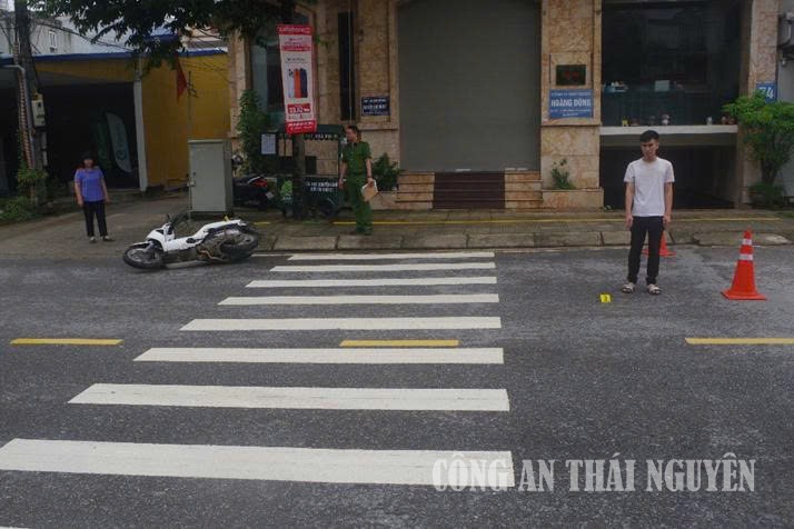 Cơ quan CSĐT Công an tỉnh, Viện kiểm sát nhân dân khu vực 1 xác định hiện trường vụ tai nạn.