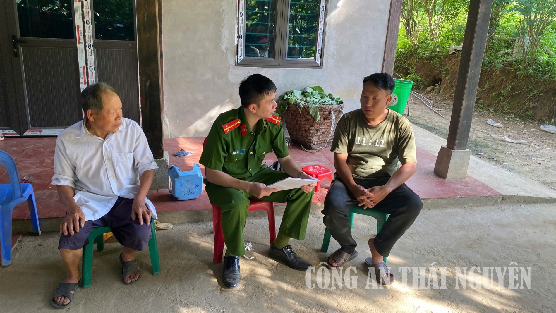 Công an xã Cao Minh tuyên truyền phòng, chống tội phạm mua bán người