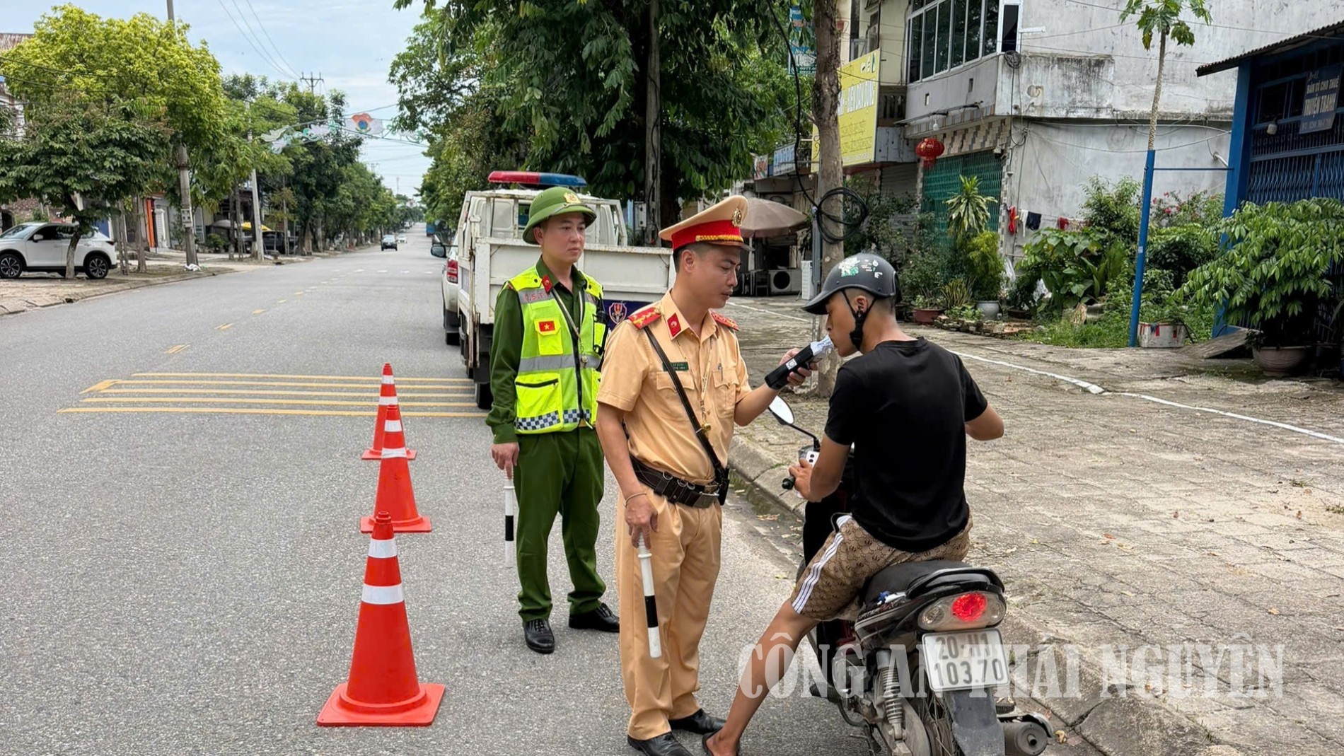 Công an phường Sông Công tuần tra, kiểm soát, xử lý vi phạm về nồng độ cồn.