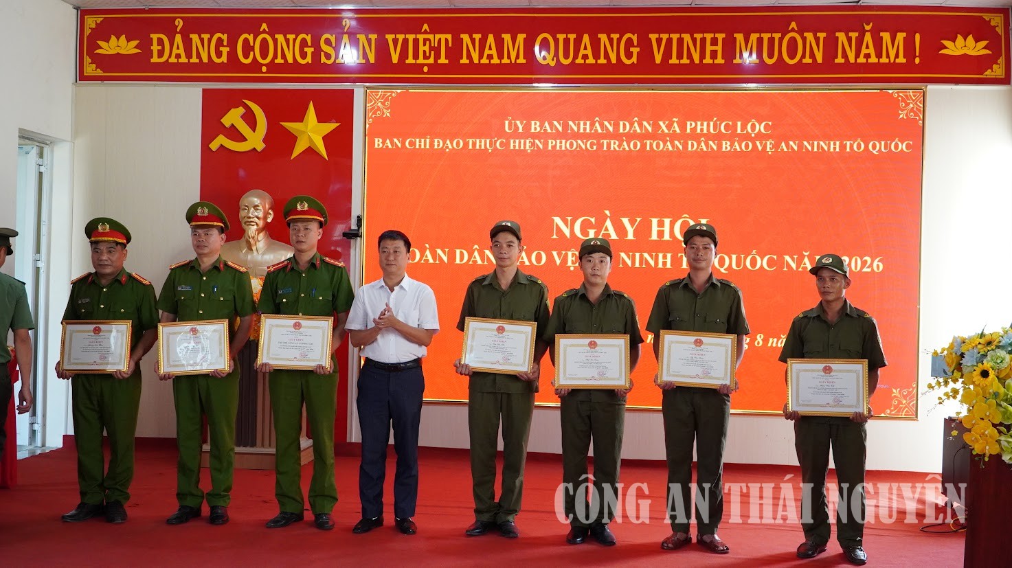 Đ/c Chủ tịch UBND xã trao giấy khen cho tập thể, cá nhân có thành tích xuất sắc