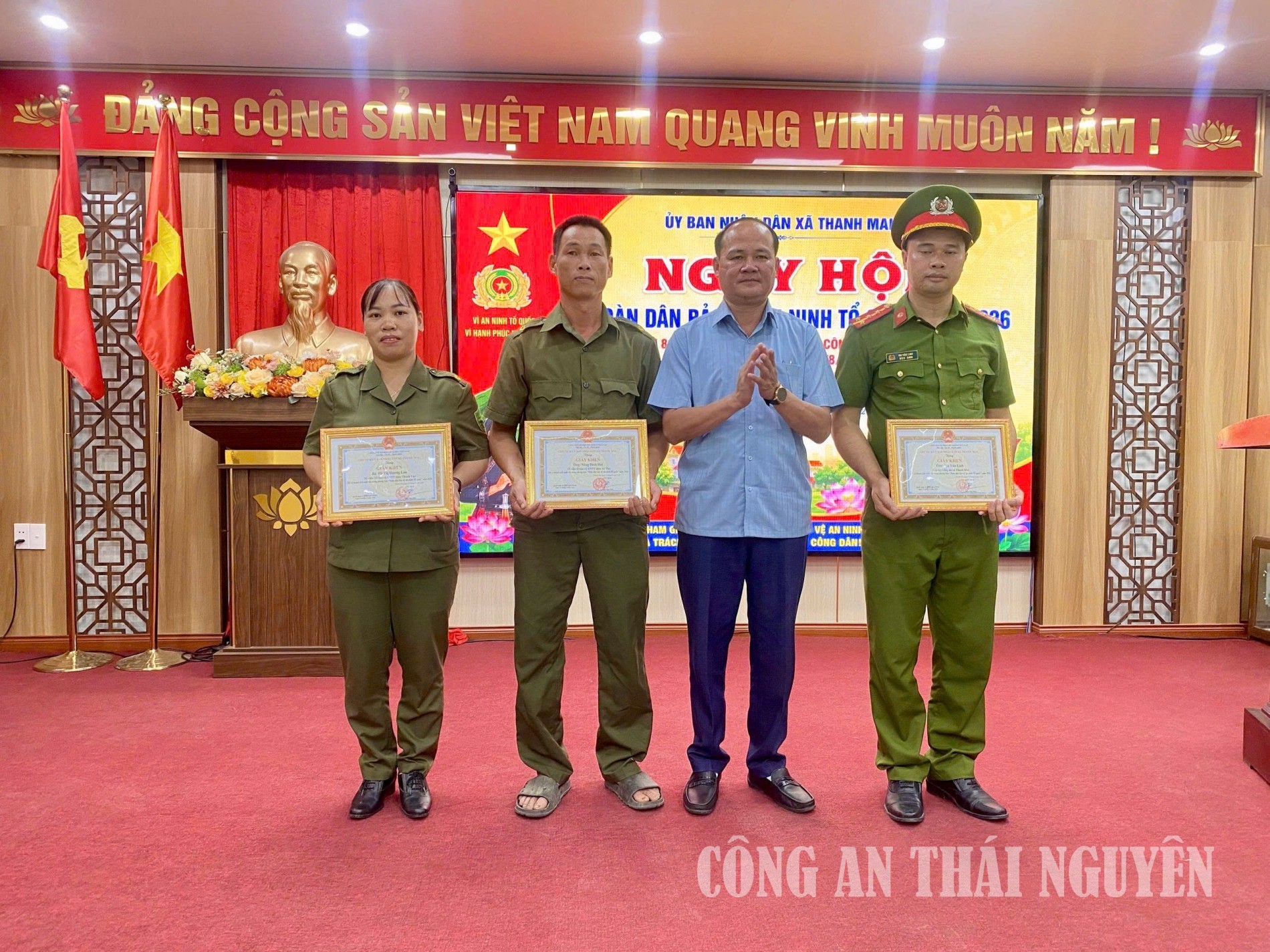 Lãnh đạo UBND xã Thanh Mai trao Giấy khen cho các tập thể, cá nhân có thành tích tiêu biểu