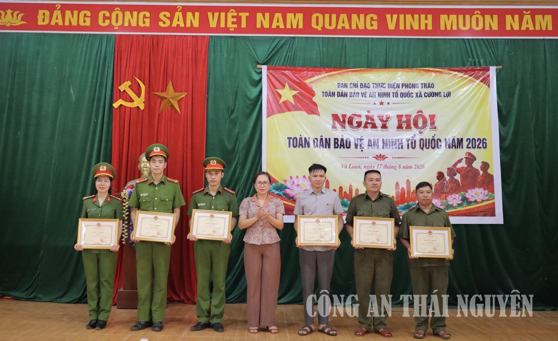 Các cá nhân, tập thể được khen thưởng
