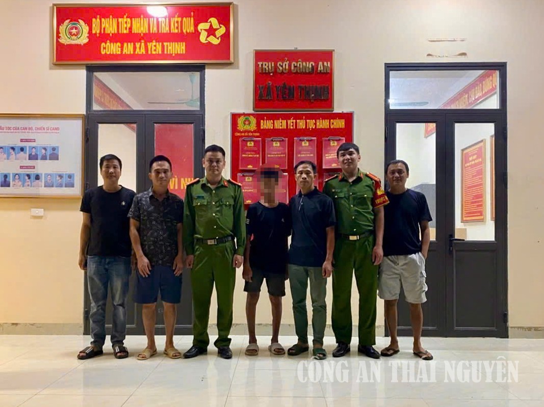Công an xã bàn giao cháu M. cho gia đình