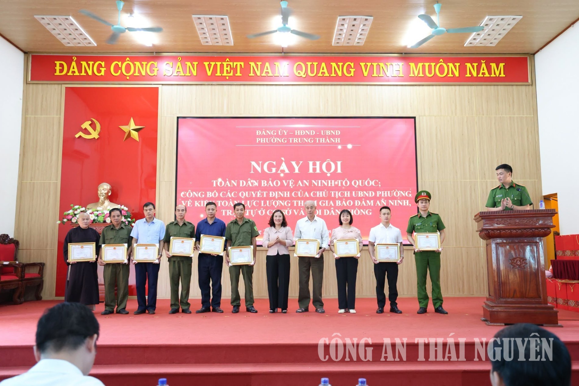 Lãnh đạo UBND phường trao Giấy khen cho các cá nhân có thành tích xuất sắc