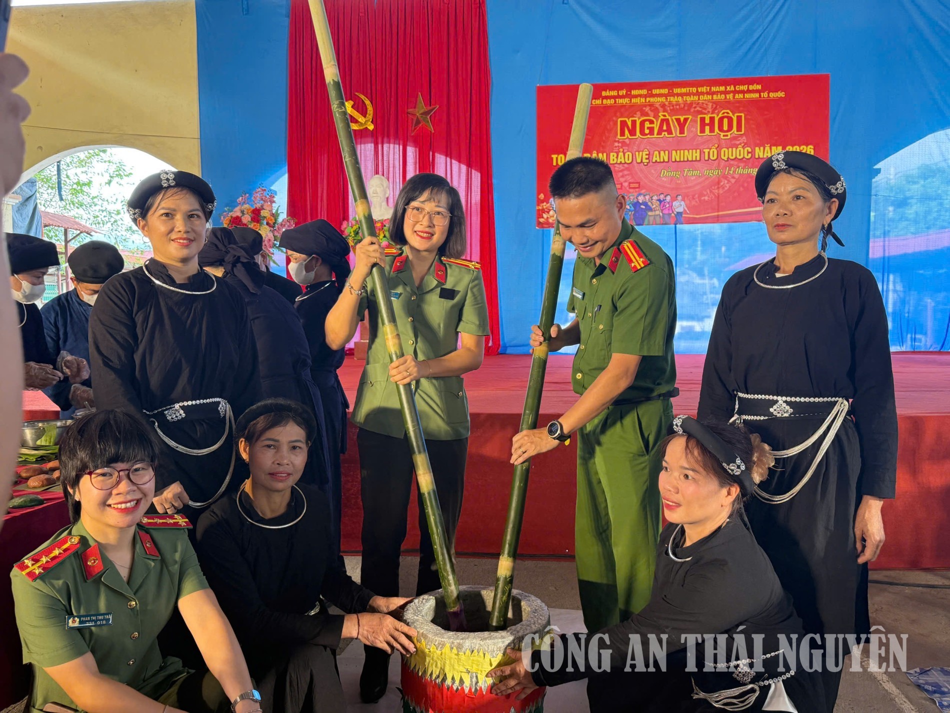 Phần thi giã bánh dày
