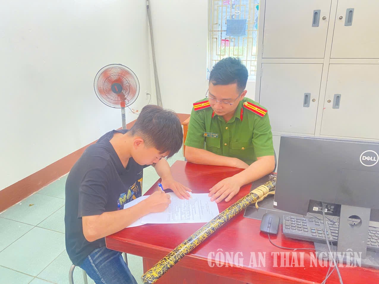Cháu N.T.Q giao nộp vũ khí cho lực lượng Công an