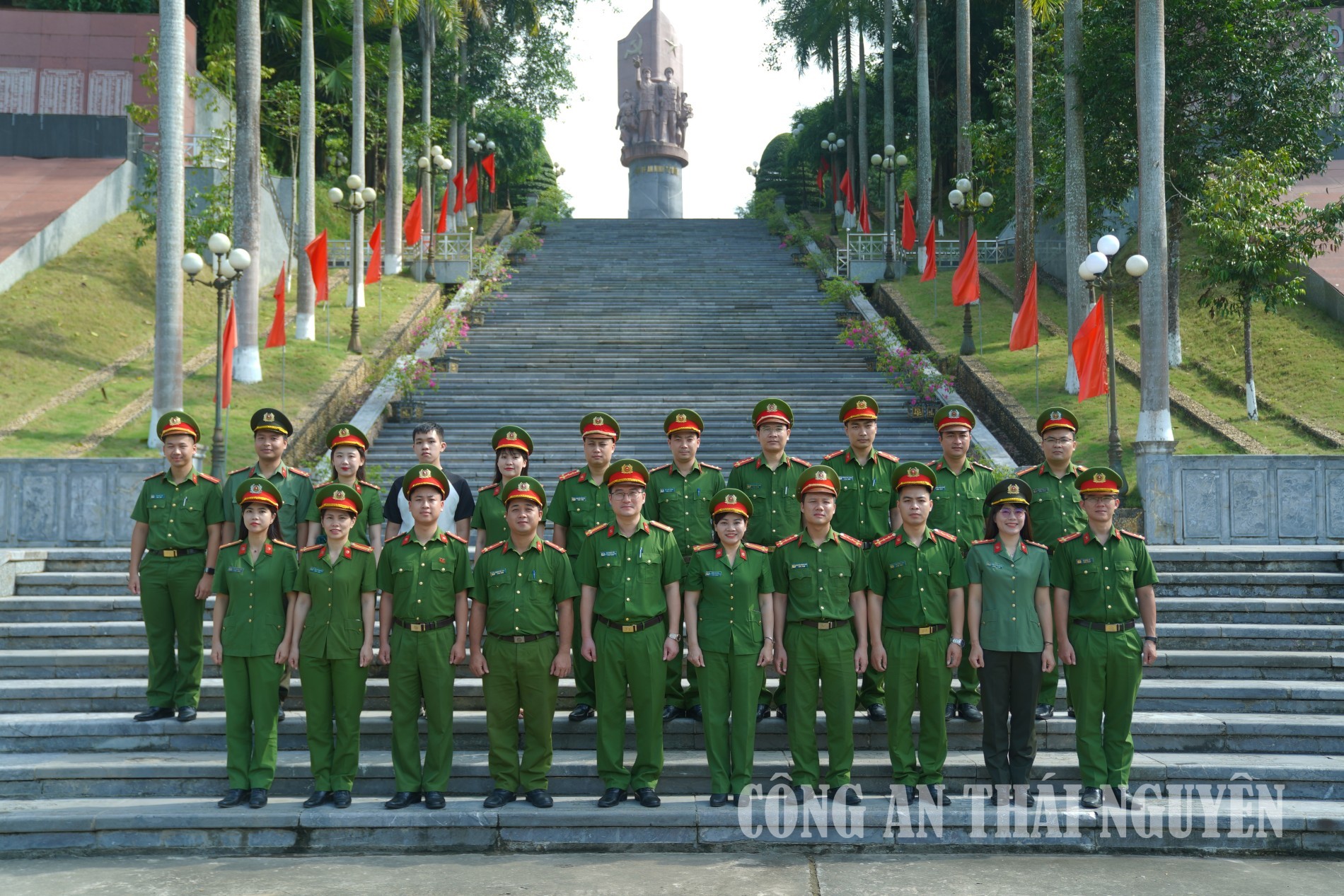 Đoàn công tác chụp ảnh lưu niệm tại Nha Công an Trung ương