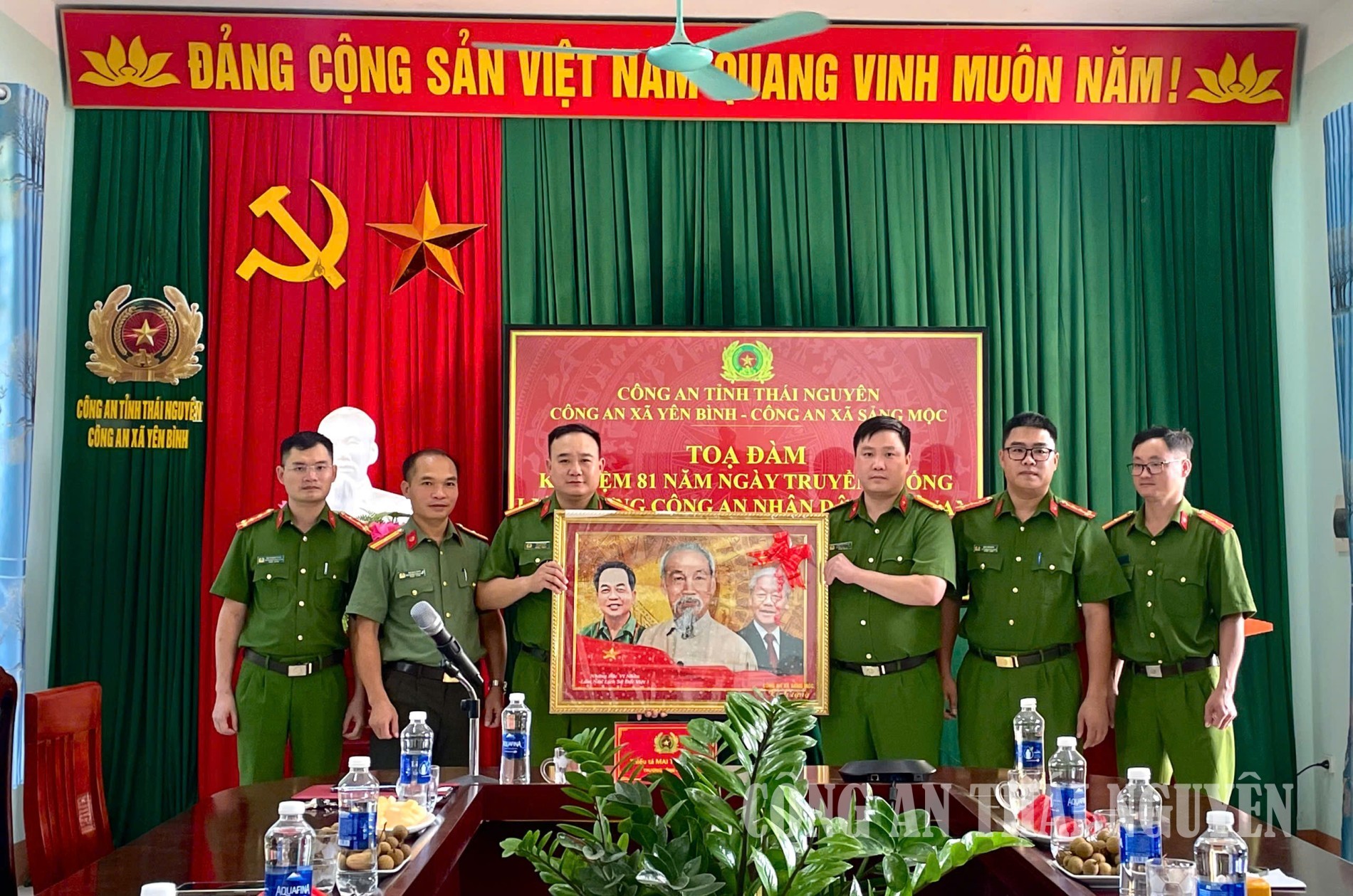 Các đại biểu chụp ảnh lưu niệm