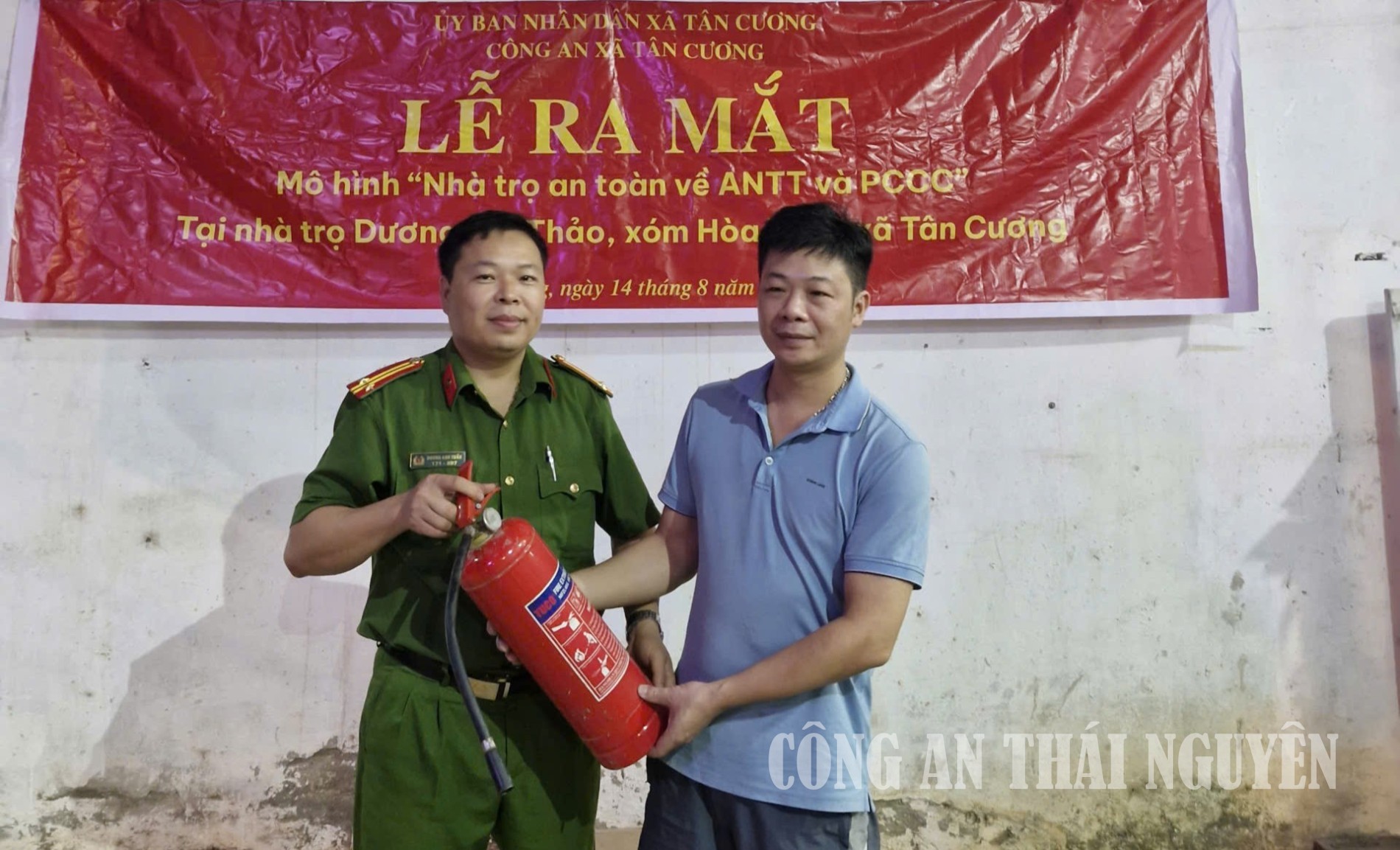 Công an xã trao tặng bình chữa cháy xách tay cho đại diện cơ sở