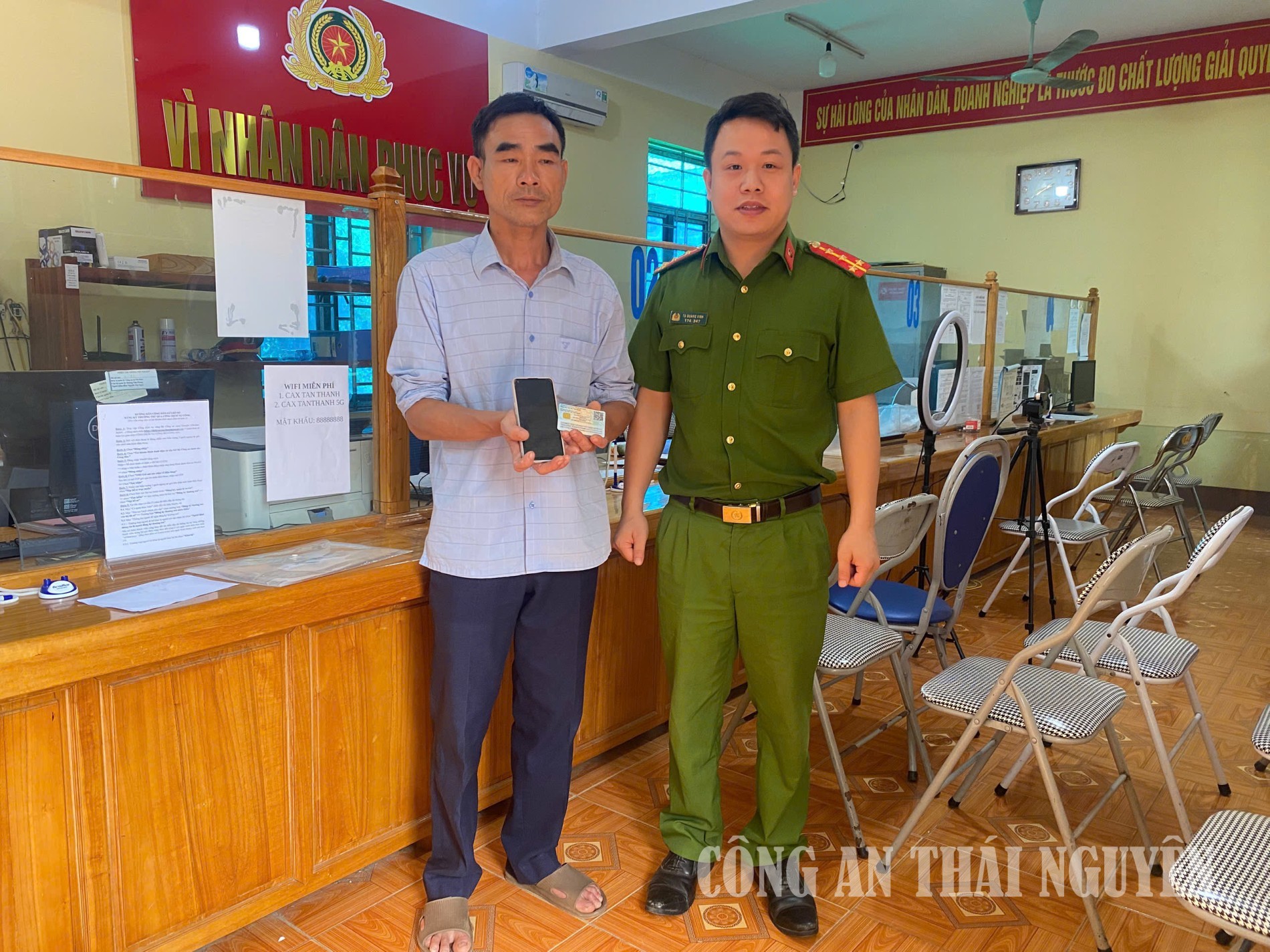 Công an xã Tân Thành trao trả lại tài sản bị đánh rơi cho công dân