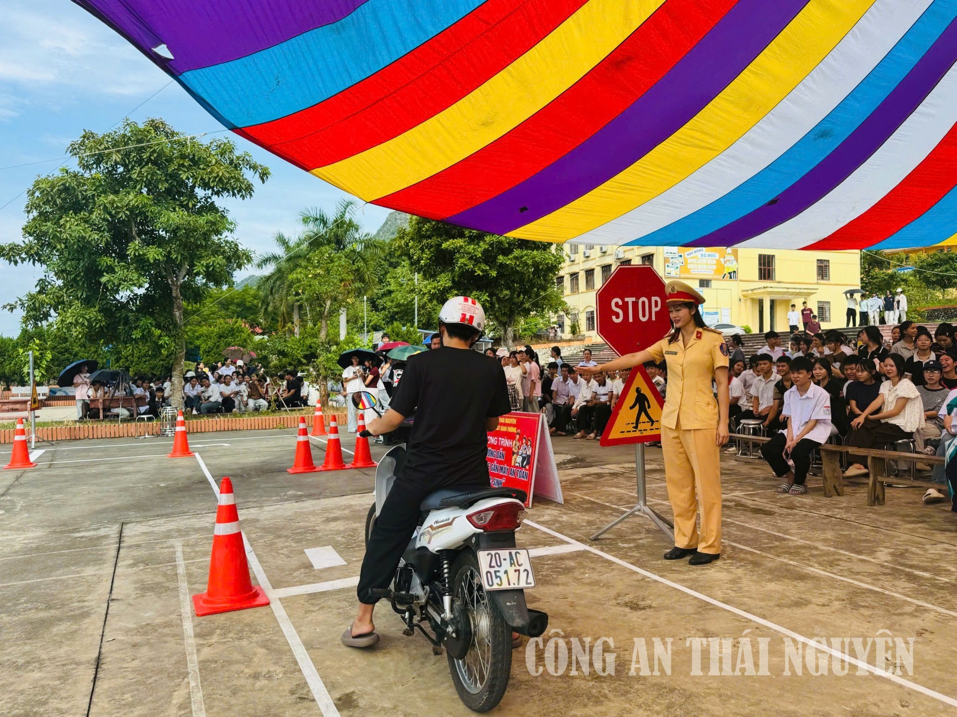Các em học sinh thực hành phần thi trong hình