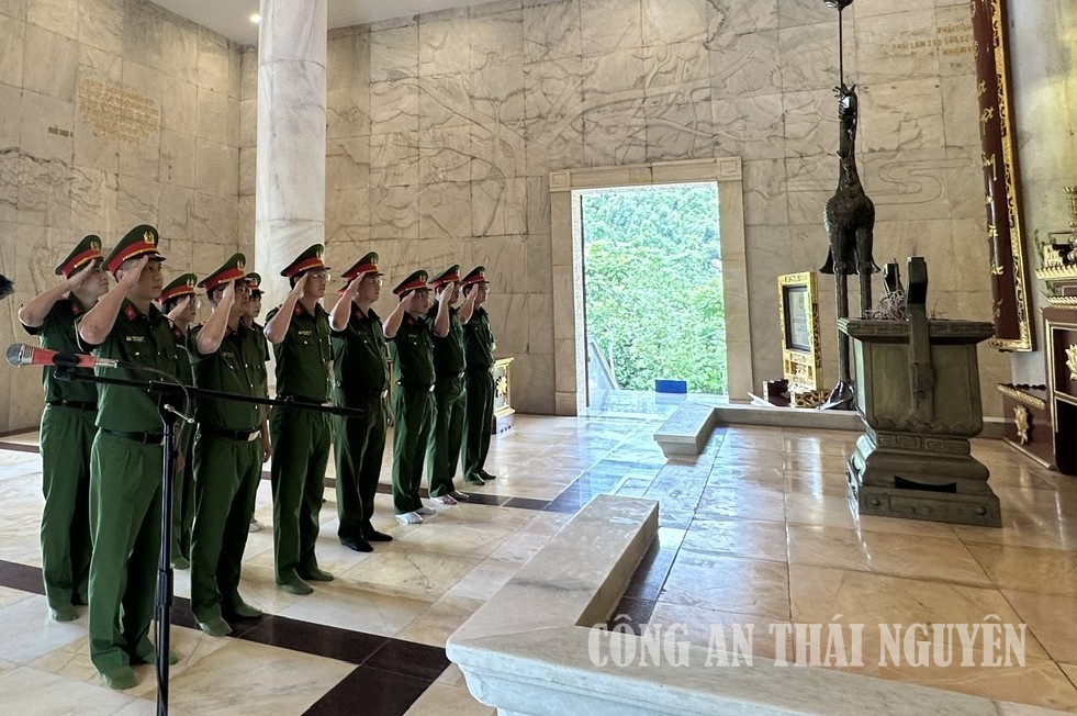 Dâng hương tại đền thờ Chủ tịch Hồ Chí Minh tại khu di tích lịch sử quốc gia đặc biệt Pác Bó, tỉnh Cao Bằng