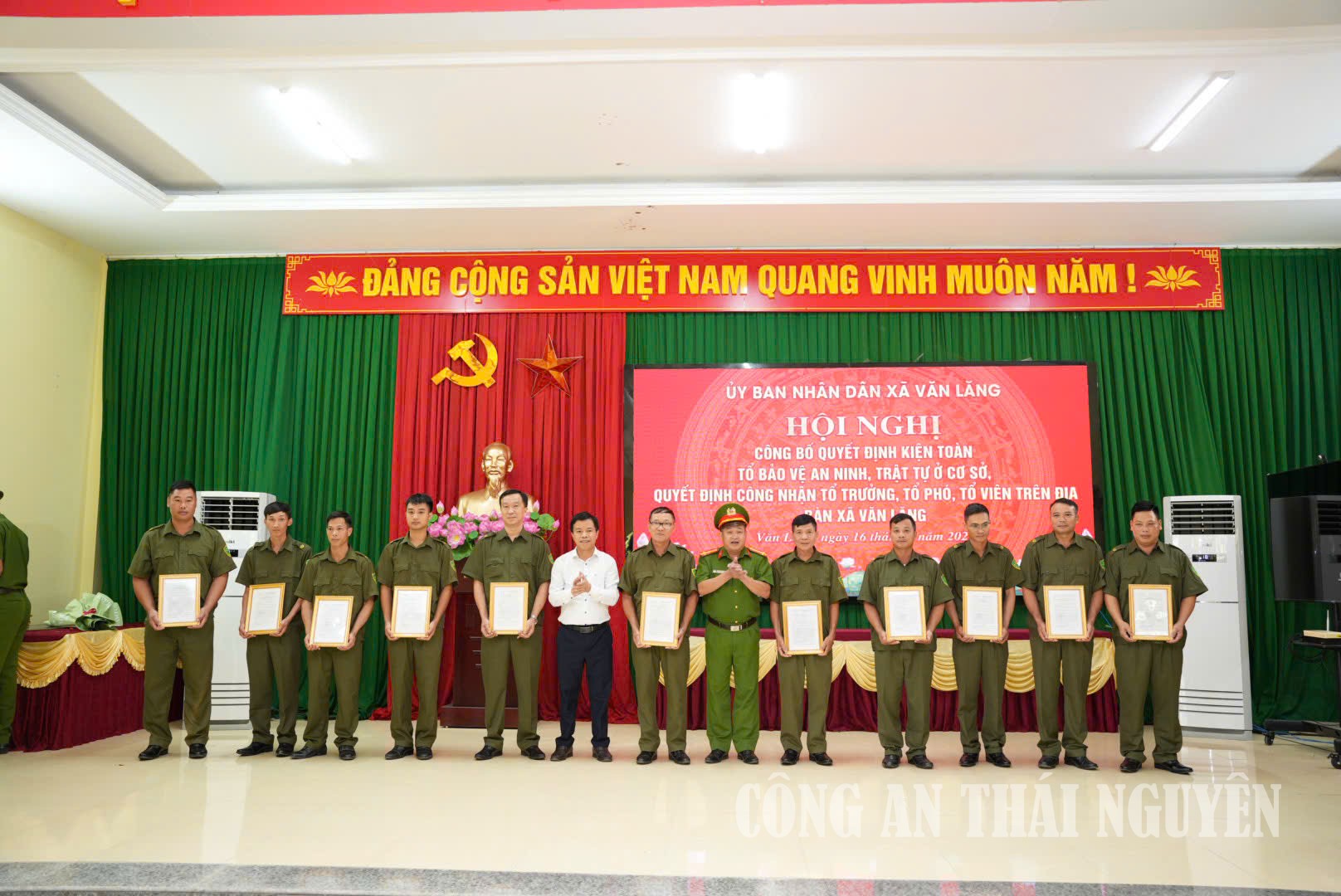 Chủ tịch UBND xã tặng Giấy khen cho các tập thể, cá nhân có thành tích xuất sắc
