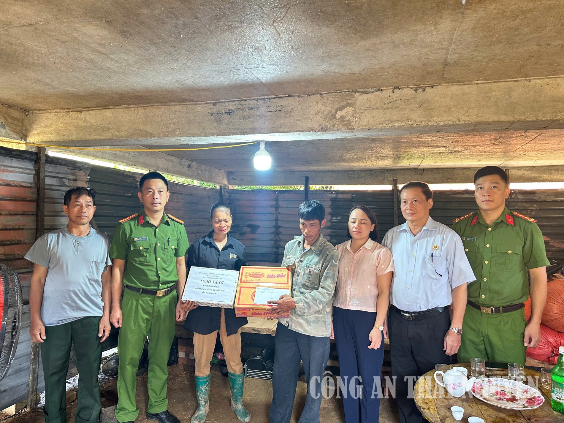 Công an xã Nam Cường thăm hỏi, động viên gia đình bị thiệt hại do hỏa hoạn.