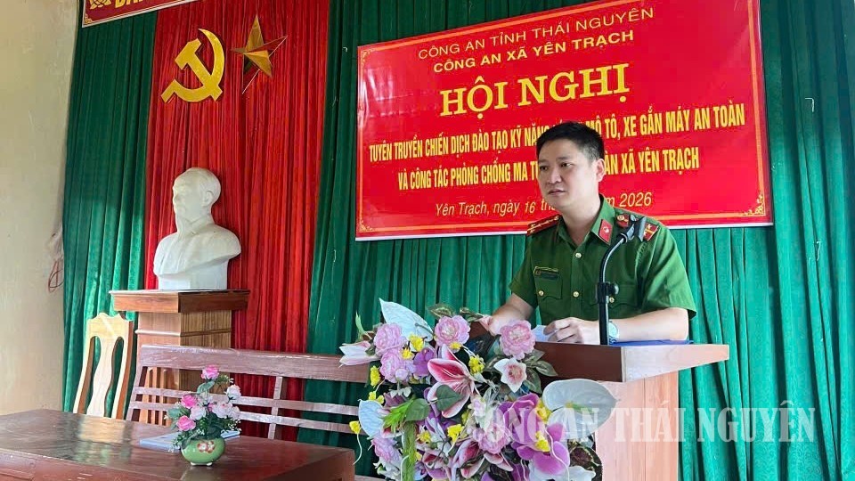 Cán bộ Công an xã tuyên truyền kỹ năng lái xe an toàn và phòng, chống ma túy tại xóm Đá Mài.