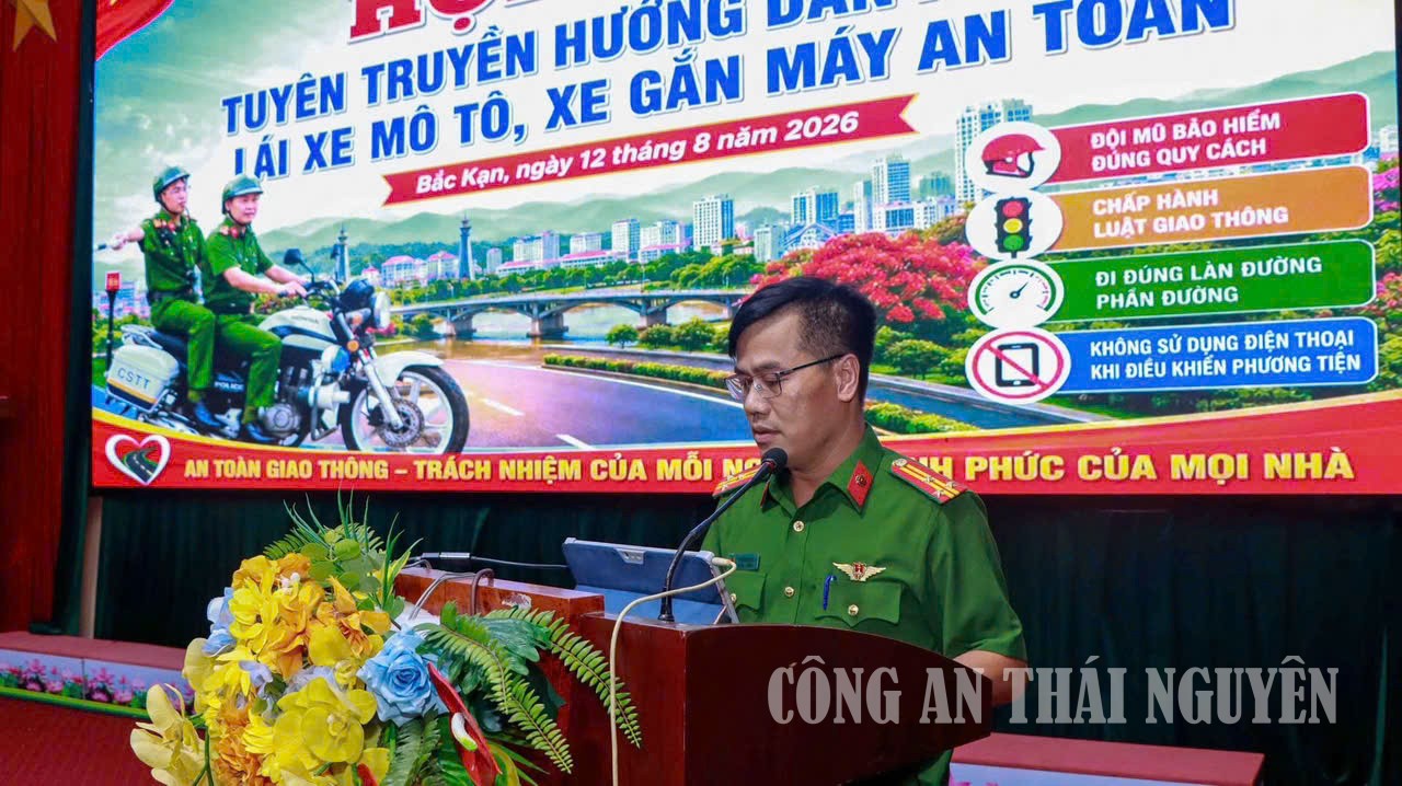 Công an phường tuyên truyền kỹ năng lái xe an toàn.