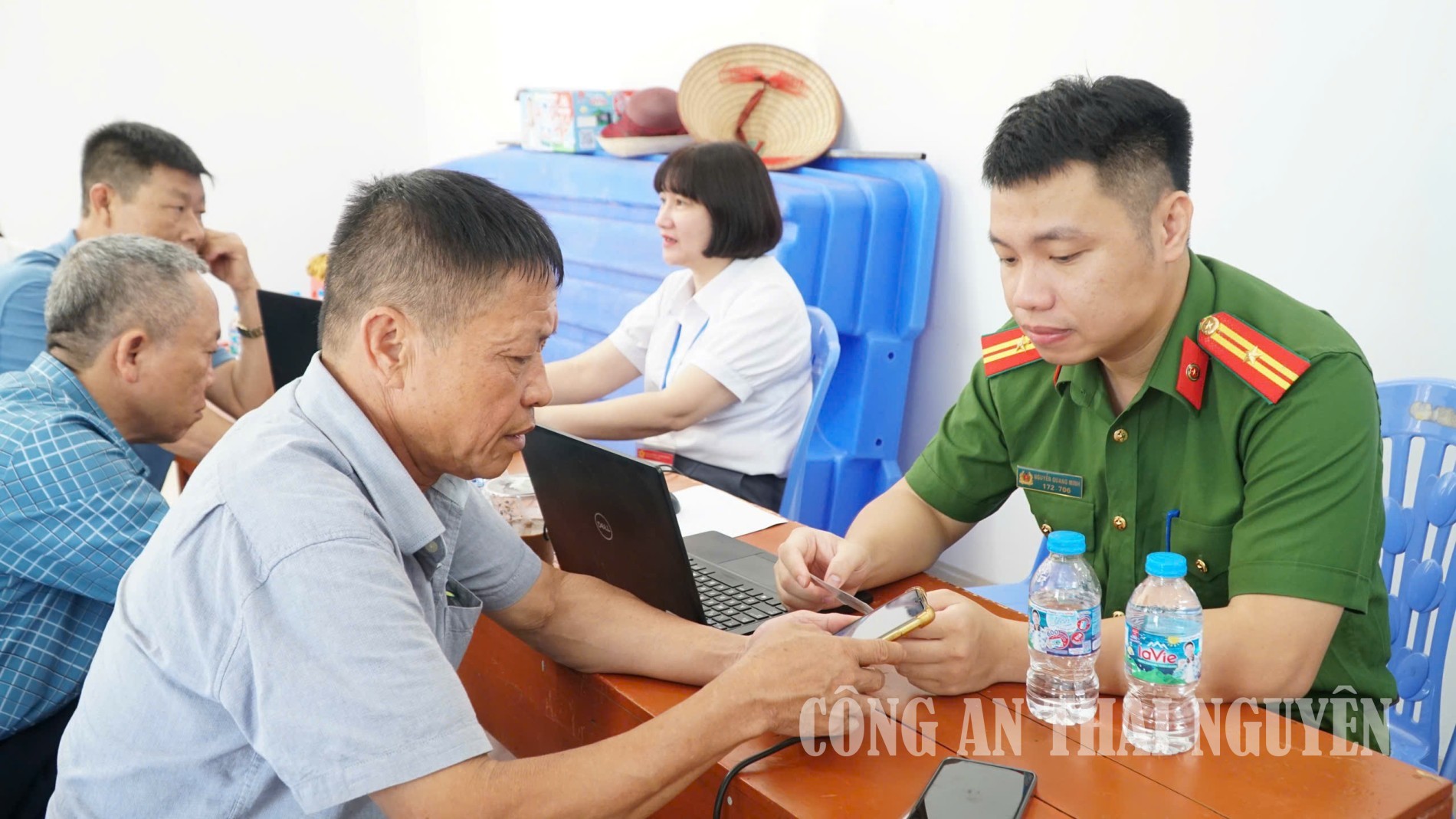 Công an phường Linh Sơn hướng dẫn người dân thực hiện thủ tục hành chính trực tuyến