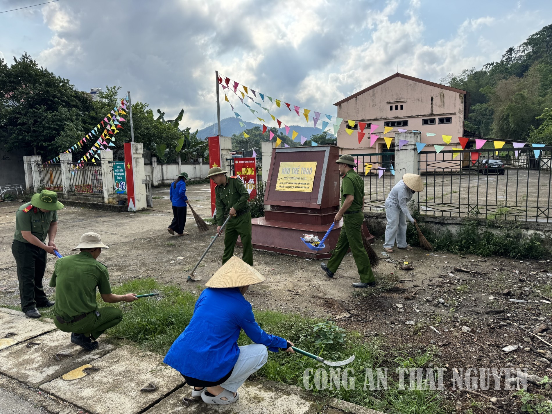 Tuổi trẻ Công an xã Cường Lợi chung tay xây dựng môi trường xanh, sạch, đẹp.