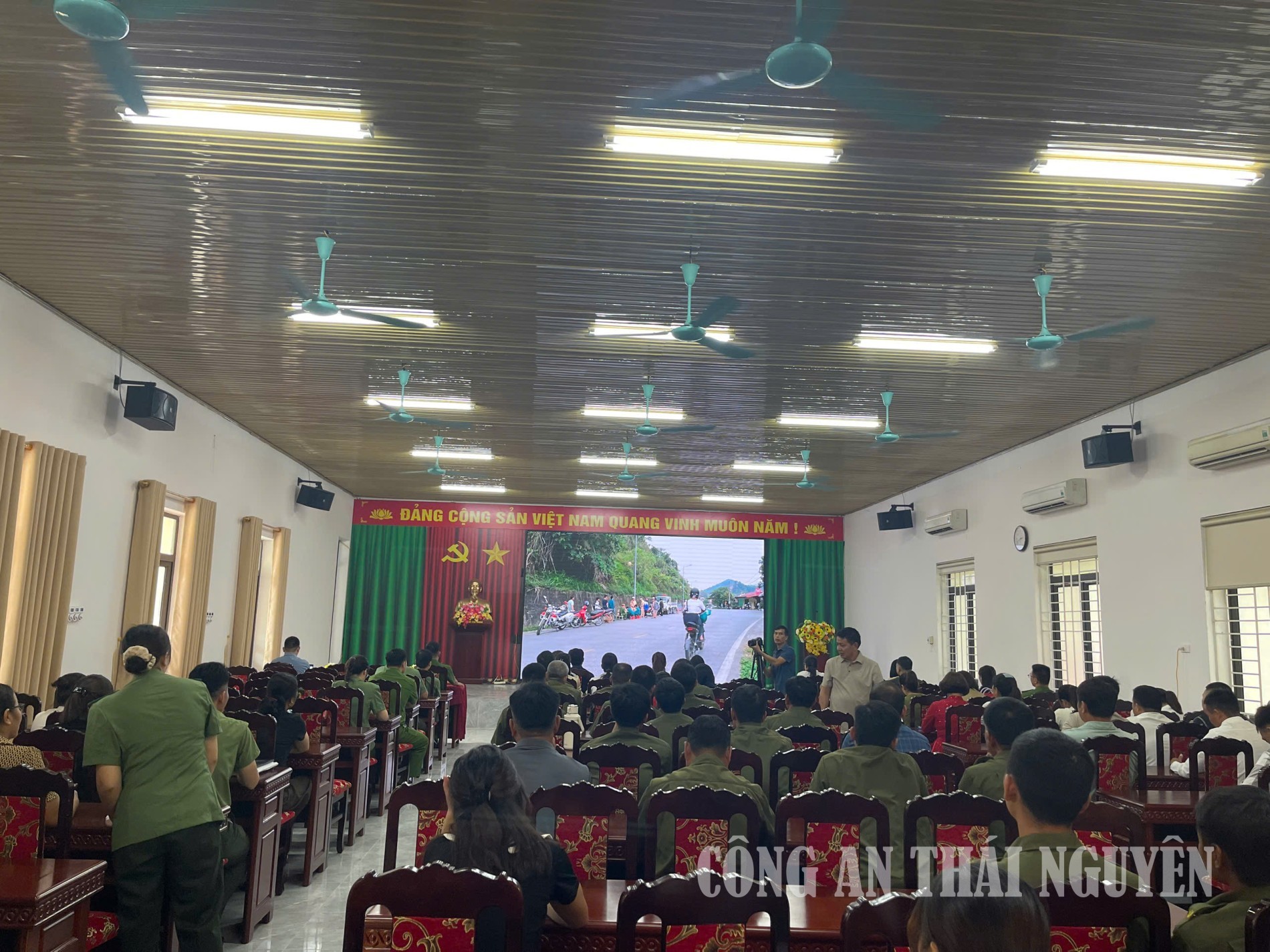 Công an xã Nà Phặc tuyên truyền, hướng dẫn kỹ năng lái xe an toàn.