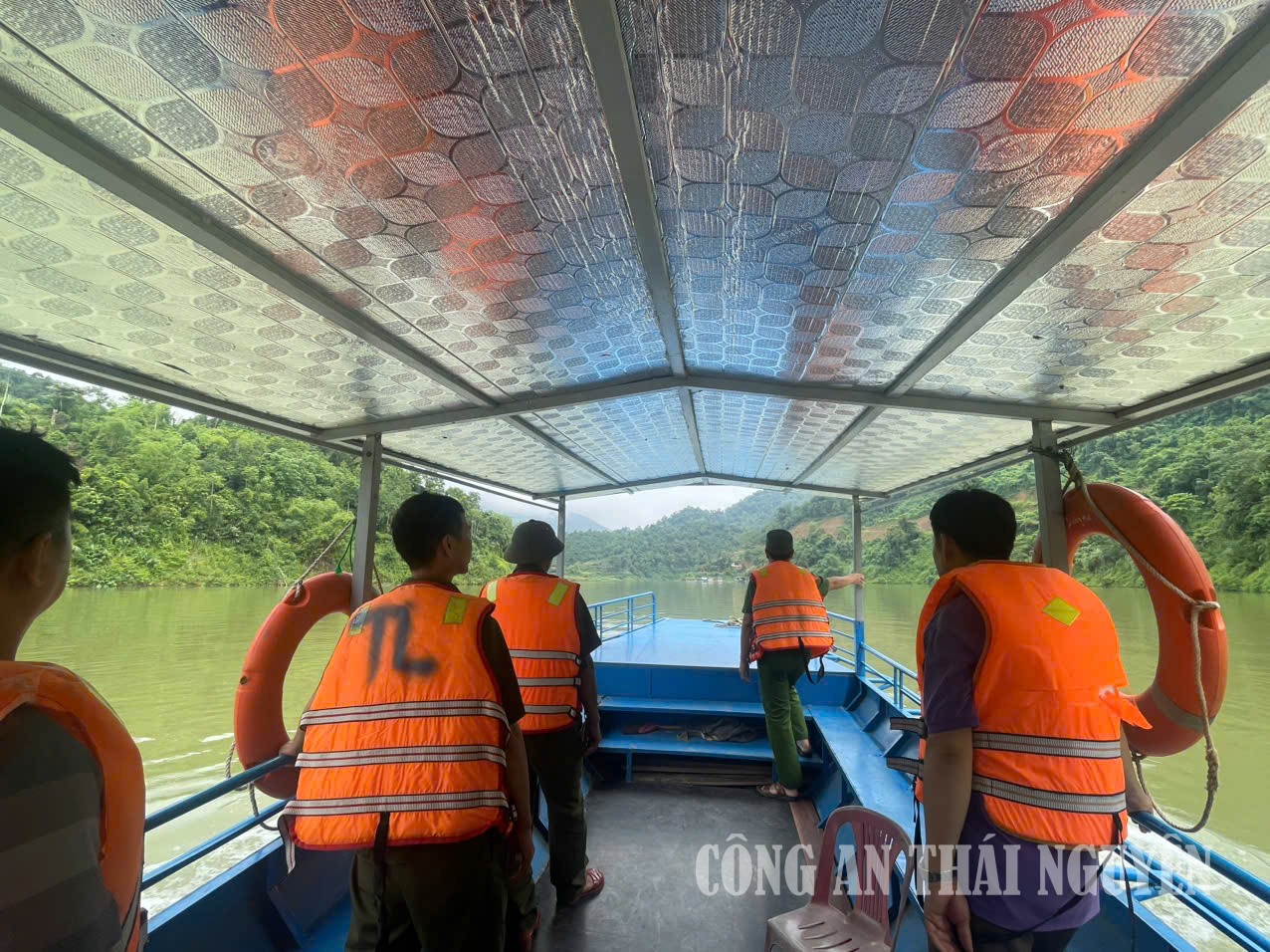Công an xã Phong Quang tìm kiếm nạn nhân trên hồ thuỷ điện Nặm Cắt.
