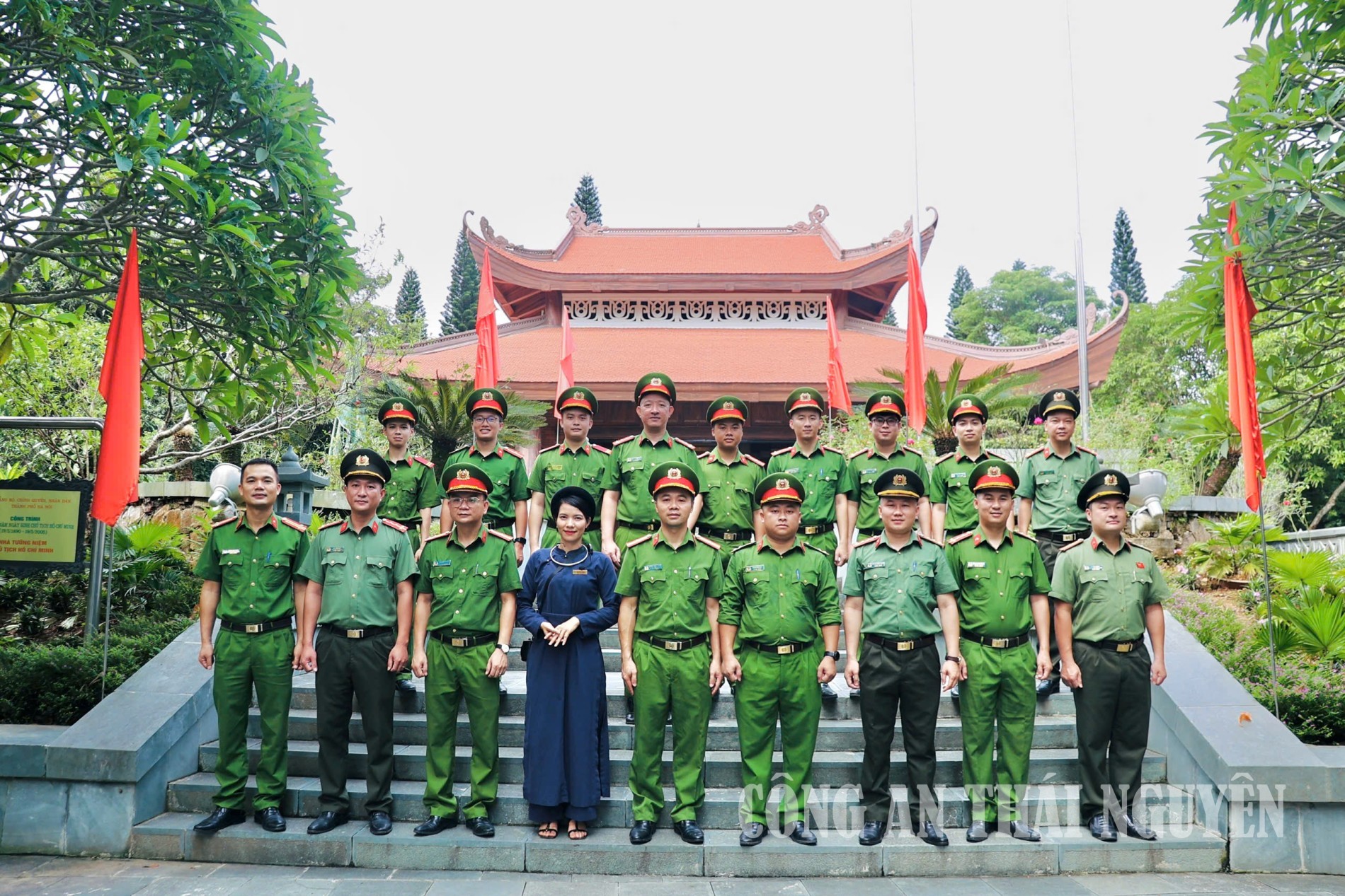 Đoàn chụp ảnh lưu niệm.