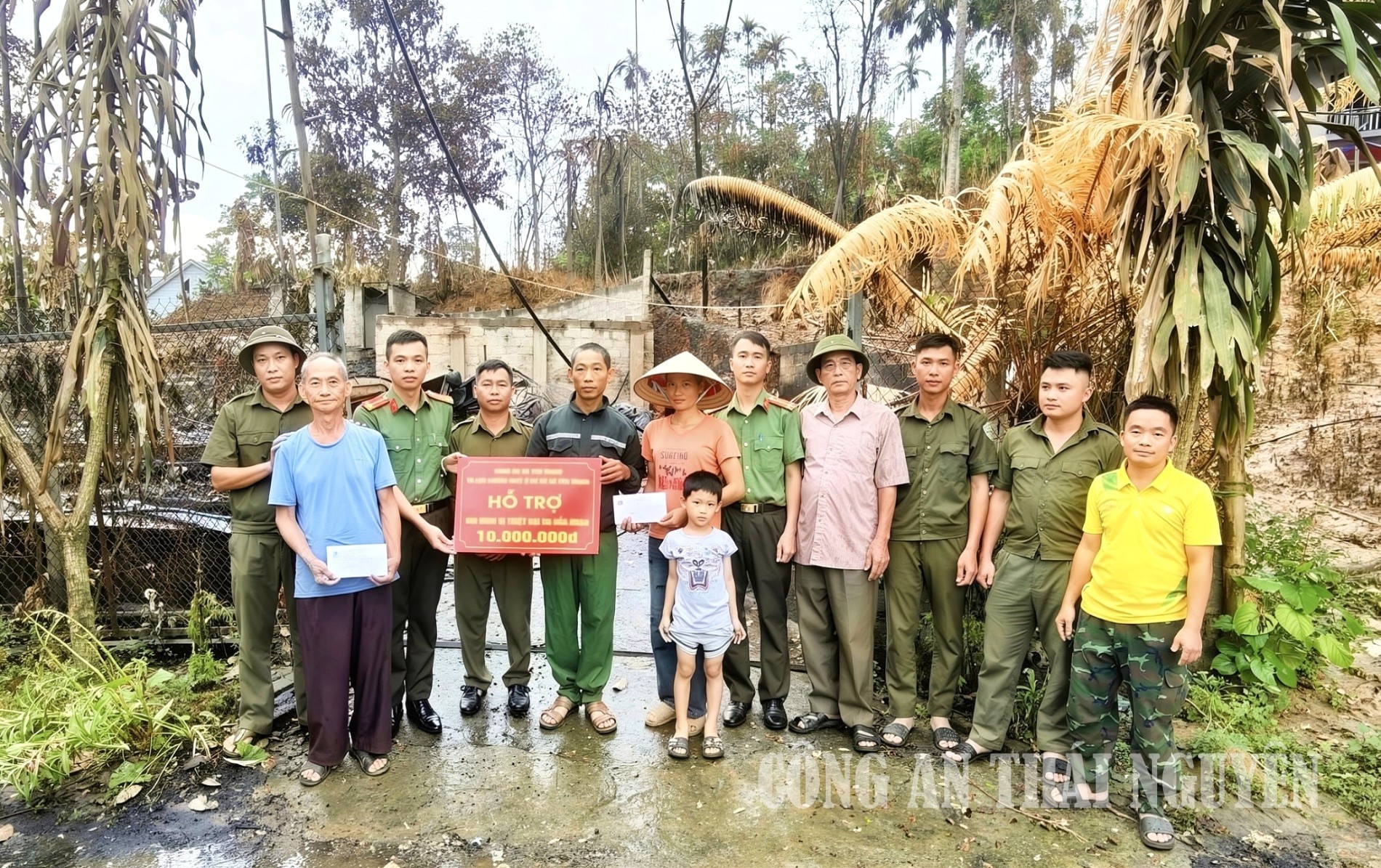Trao tiền hỗ trợ 02 gia đình bị hoả hoạn xóm Bản Cái, xã Yên Trạch.