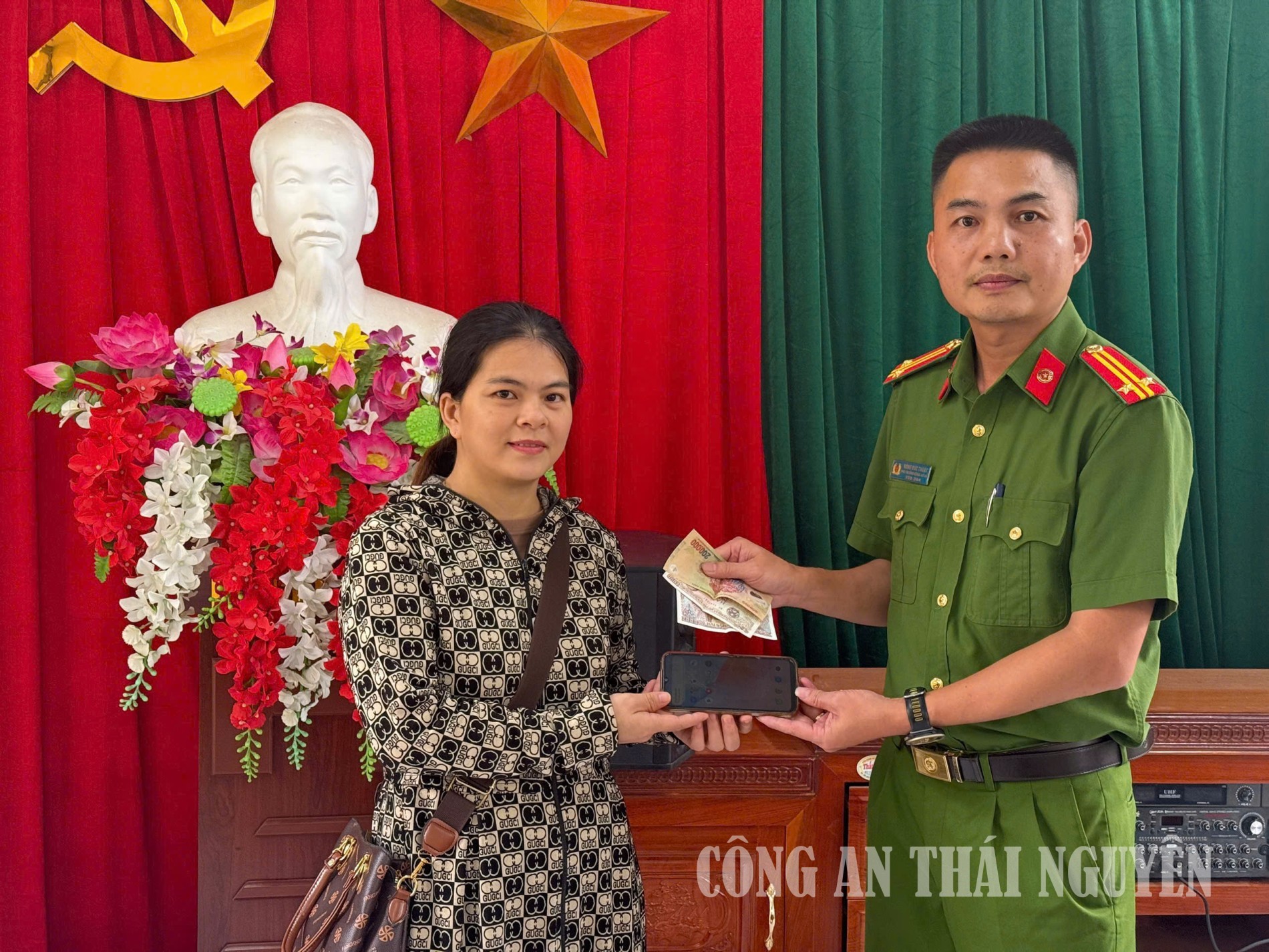 Công an xã Chợ Đồn trao trả tài sản đánh rơi cho chị Nông Thị Khơi