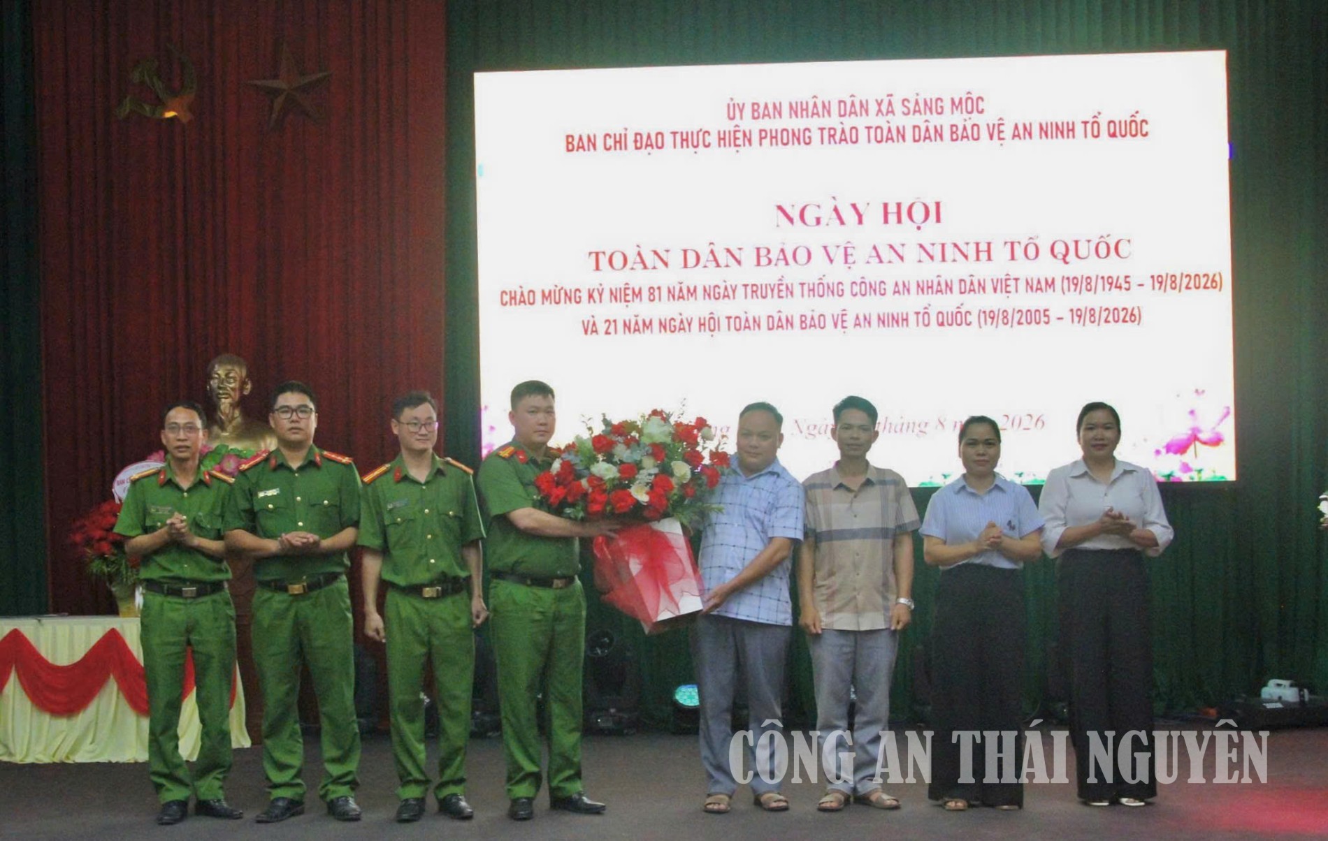 Lãnh đạo Công an xã Sảng Mộc cùng đại diện các ban, ngành, đoàn thể chụp ảnh lưu niệm