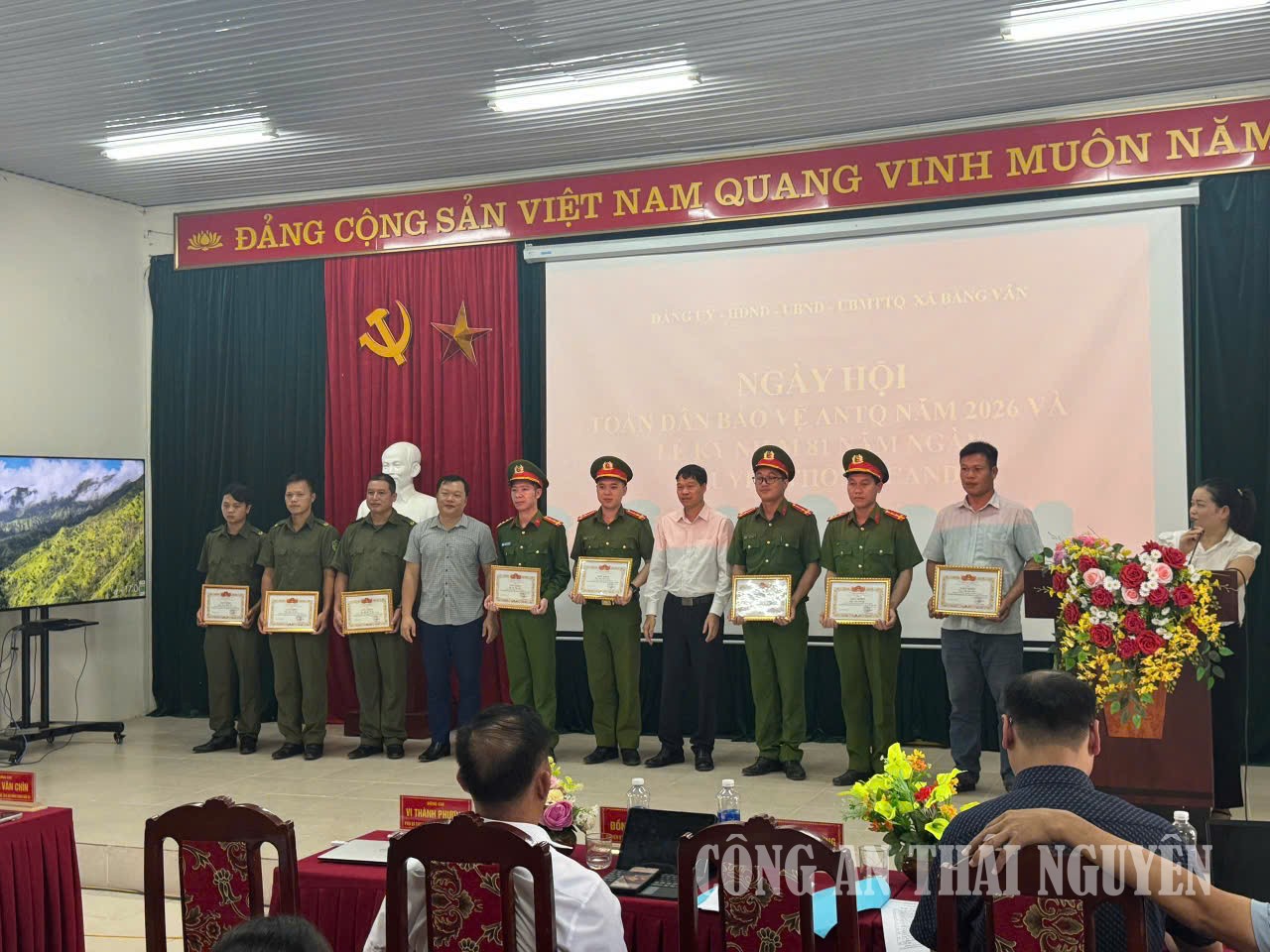 Các tập thể, cá nhân được khen thưởng