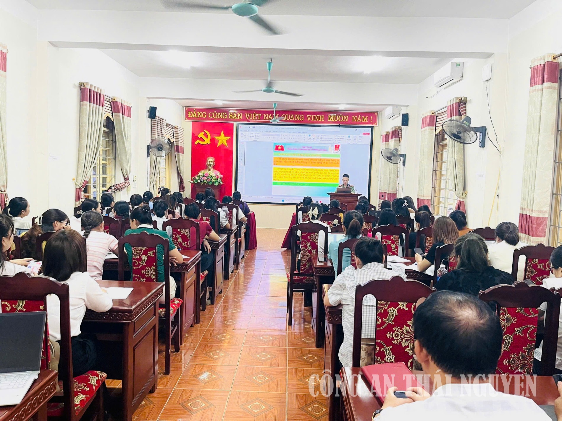 Công an xã truyền đạt nội dung về bảo đảm an ninh, an toàn trên không mạng