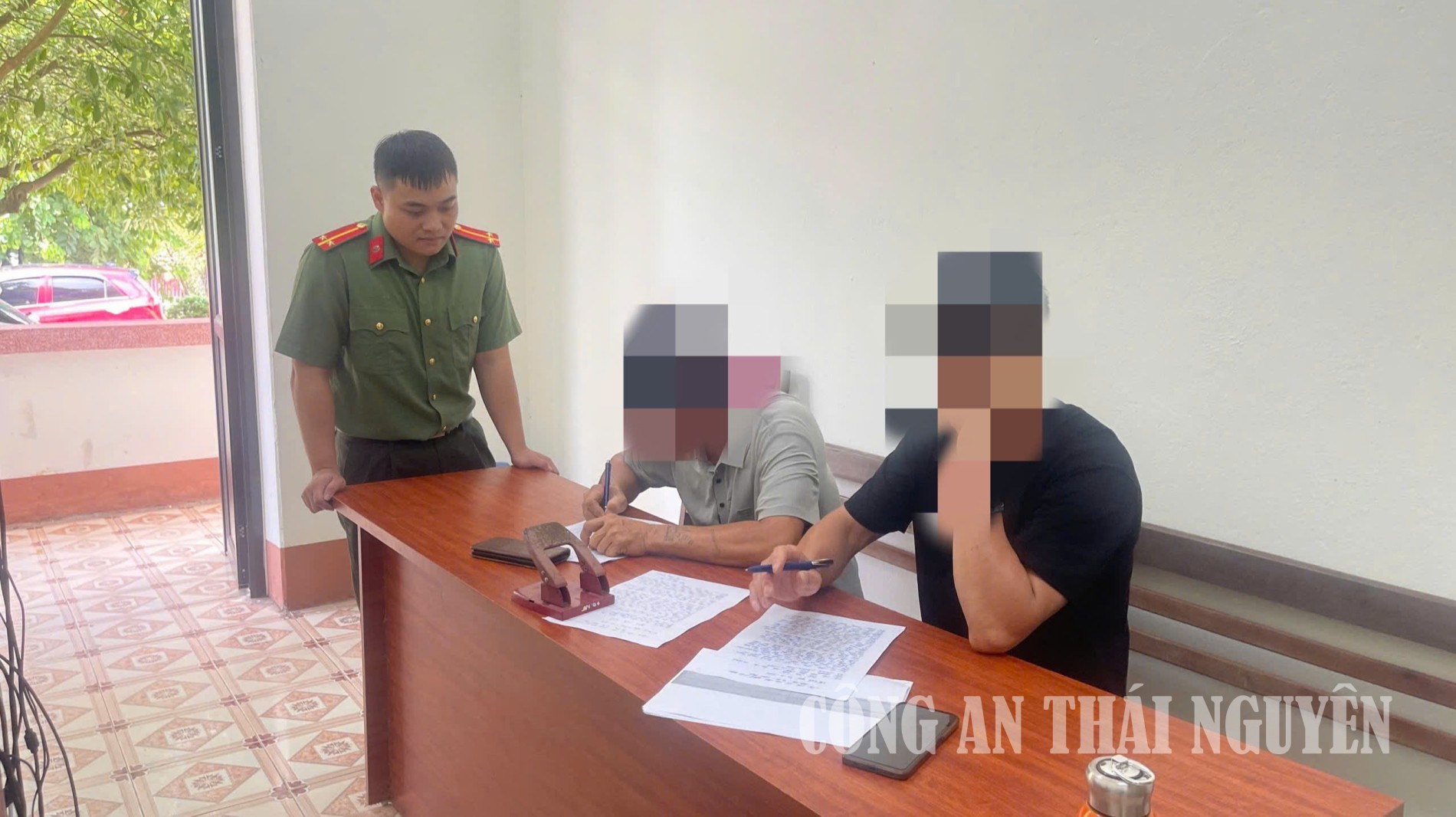 Công an xã Vô Tranh  tuyên truyền, xử lý trường hợp tương tác, bình luận nội dung xấu độc trên không gian mạng.