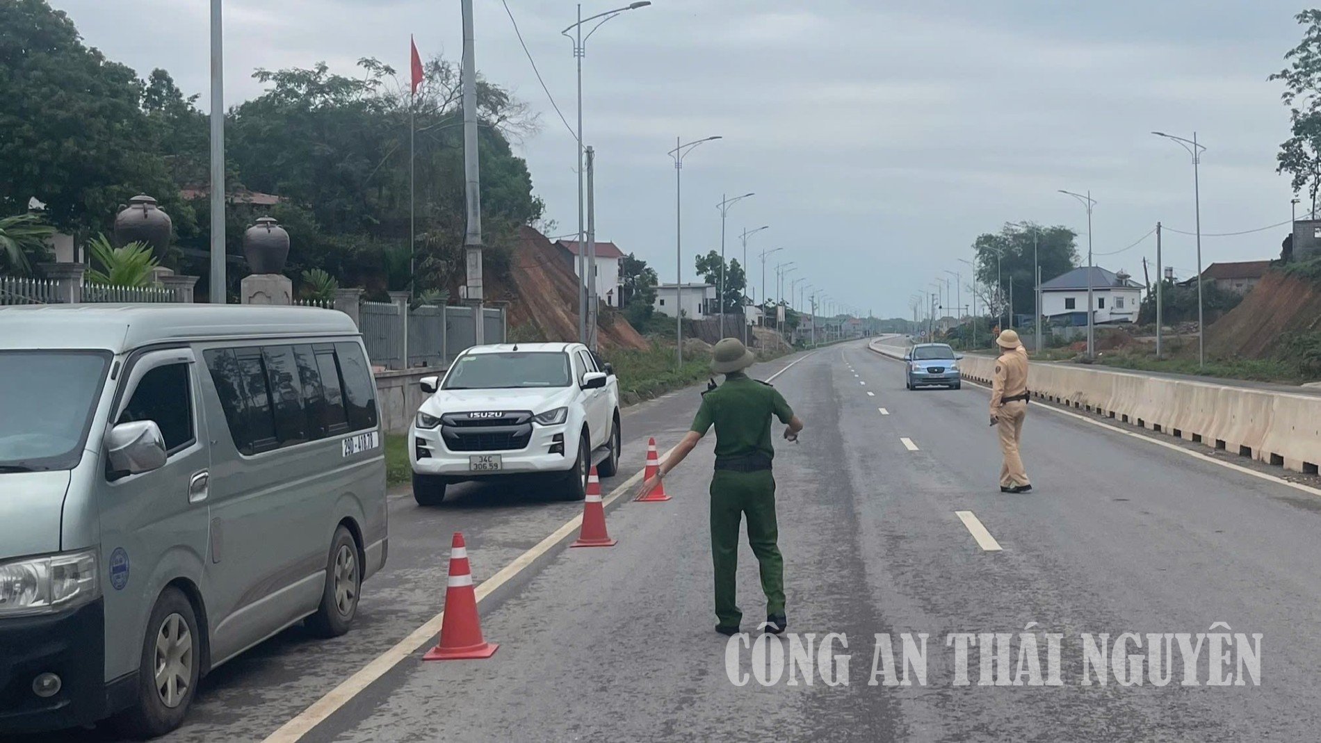 Công an xã Kha Sơn tăng cường xử lý vi phạm nồng độ cồn, đảm bảo trật tự an toàn giao thông.