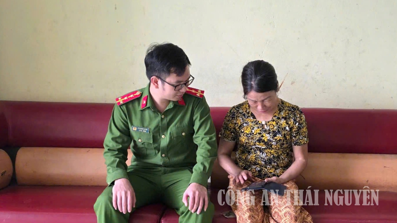 Công an xã Đức Lương tăng cường hướng dẫn các cơ sở lưu trú khai báo tạm trú cho người nước ngoài