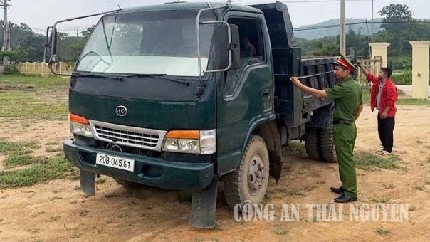 Công an xã Đức Lương tổng rà soát phương tiện kinh doanh vận tải
