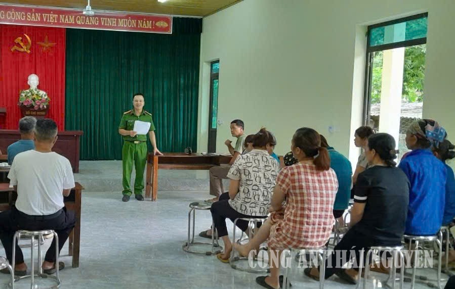 Công an xã Chợ Mới phòng ngừa tác động từ thông tin xấu độc trên không gian mạng