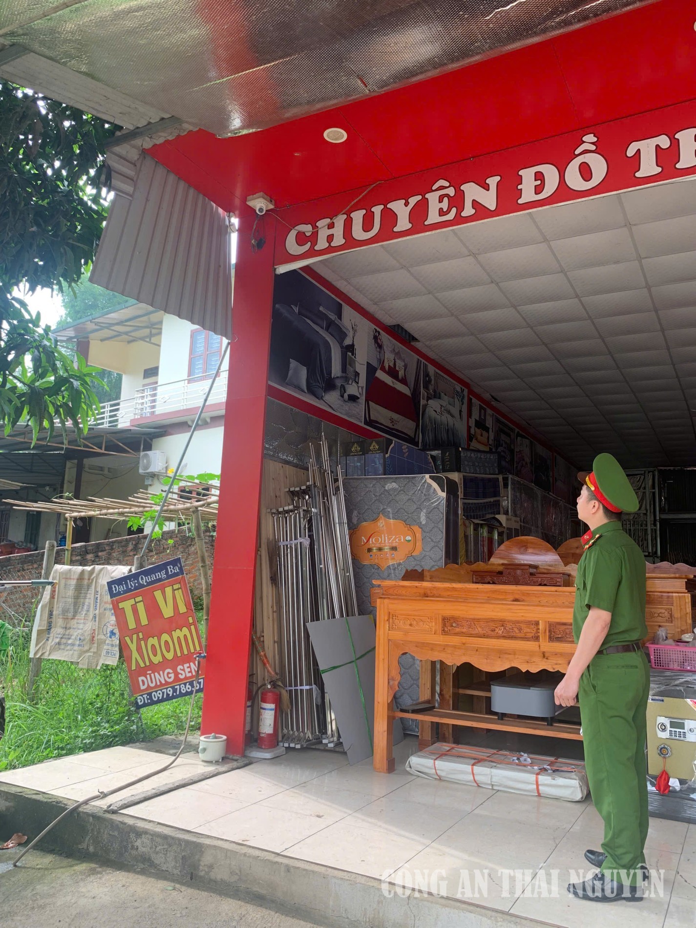 Công an xã tuyên truyền, vận động người dân cung cấp thông tin camera an ninh phục vụ bảo đảm an ninh, trật tự