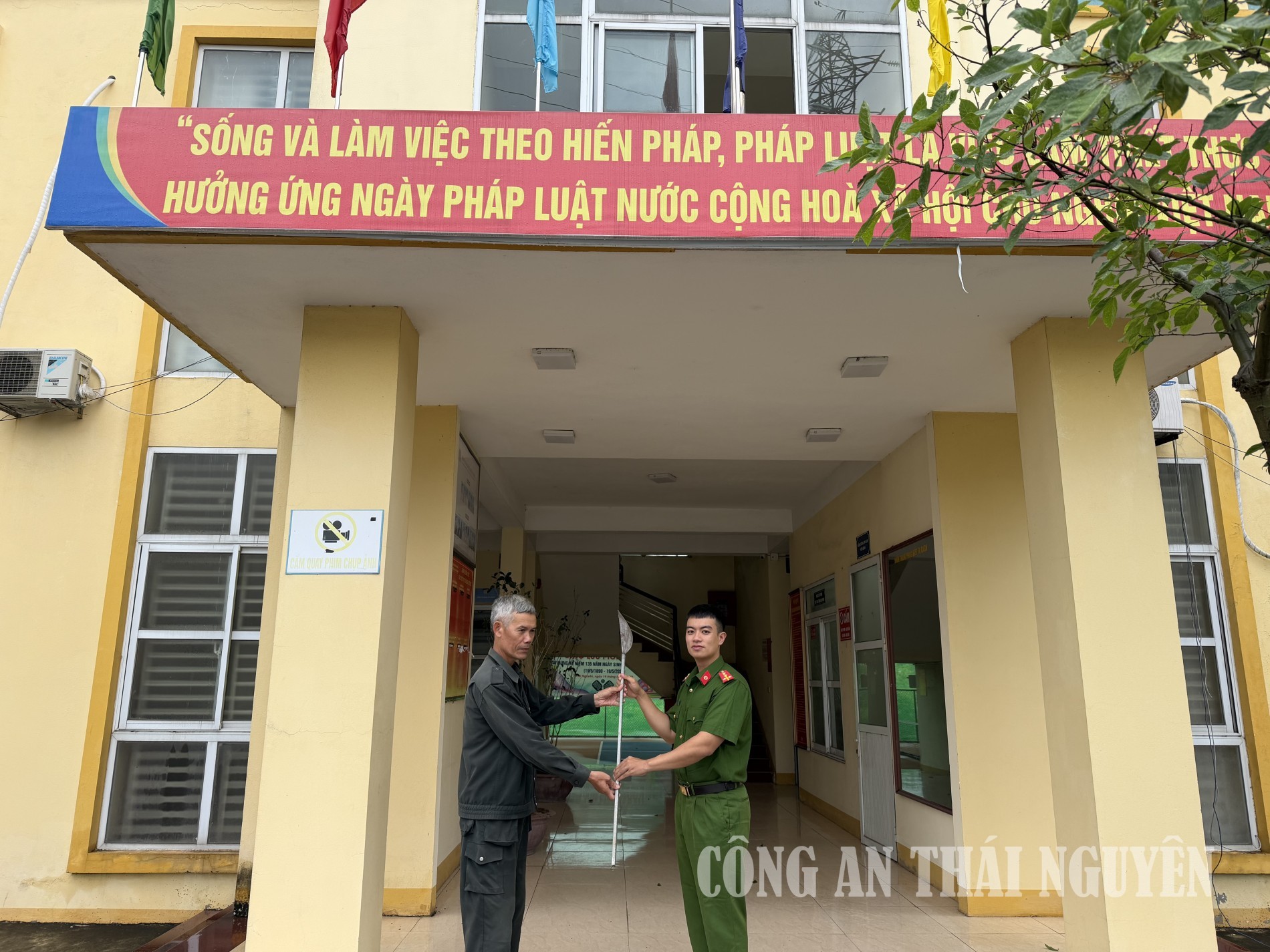 Người dân đến giao nộp vũ khí