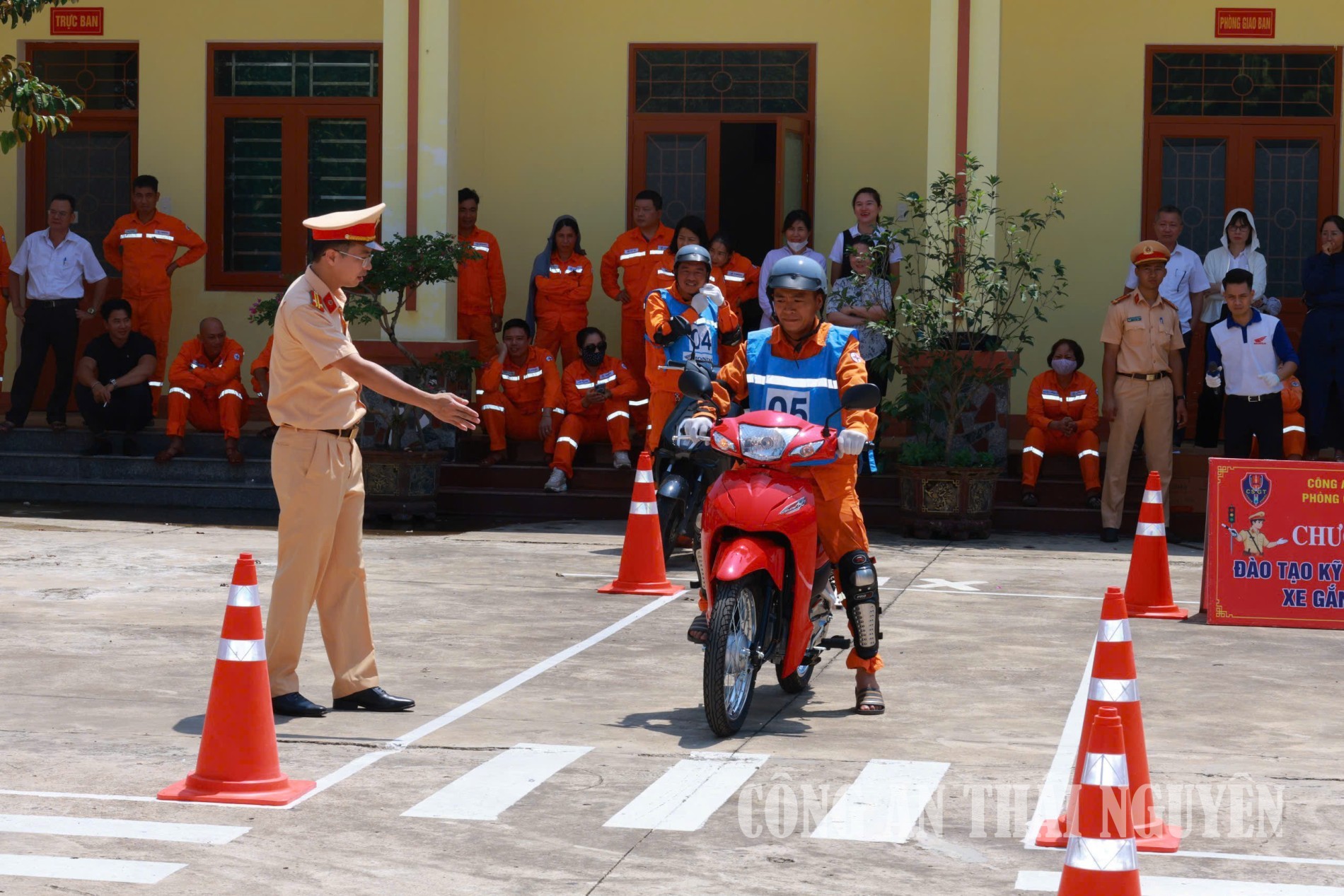 Cán bộ, công nhân viên Công ty Điện lực Thái Nguyên được đào tạo kỹ năng lái xe mô tô, xe gắn máy an toàn.