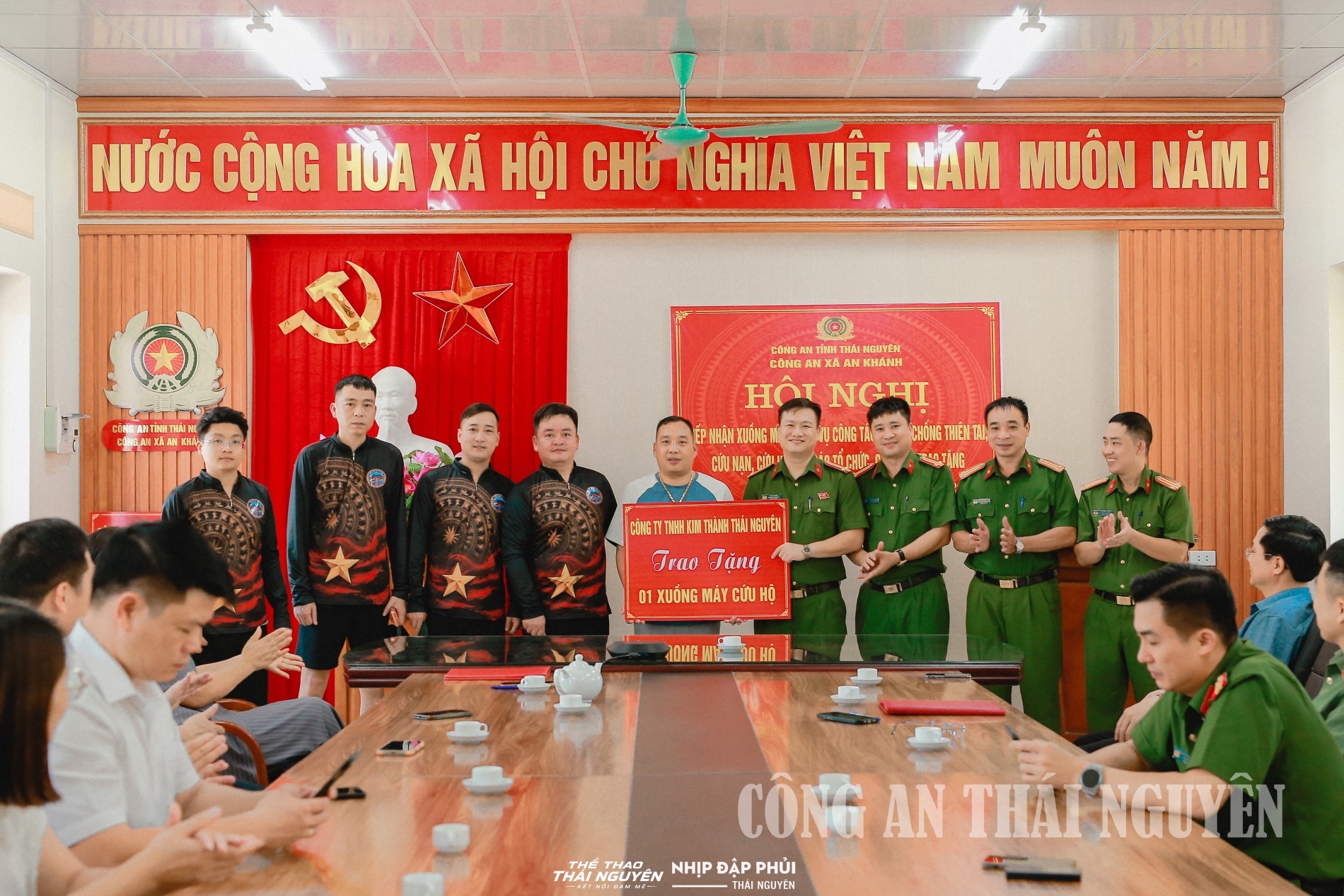 Công an xã phối hợp cùng đội cứu hộ 0 đồng Thái Nguyên tiếp nhận và điều khiển xuồng máy .