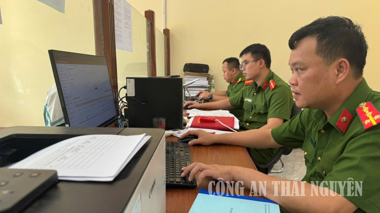 Công an xã Phượng Tiến cập nhật, làm sạch dữ liệu dân cư sau sáp nhập xóm.