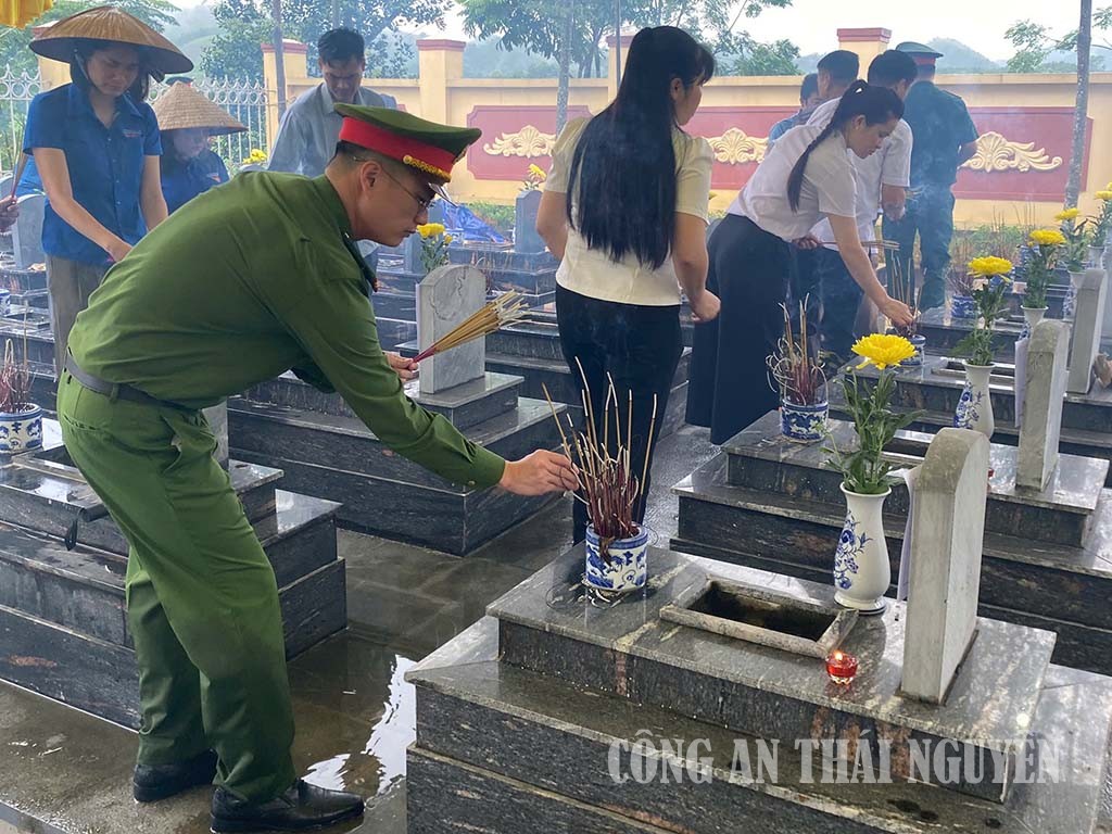 Công an xã Hợp Thành phối hợp hoàn thành lấy mẫu hài cốt liệt sĩ phục vụ giám định ADN