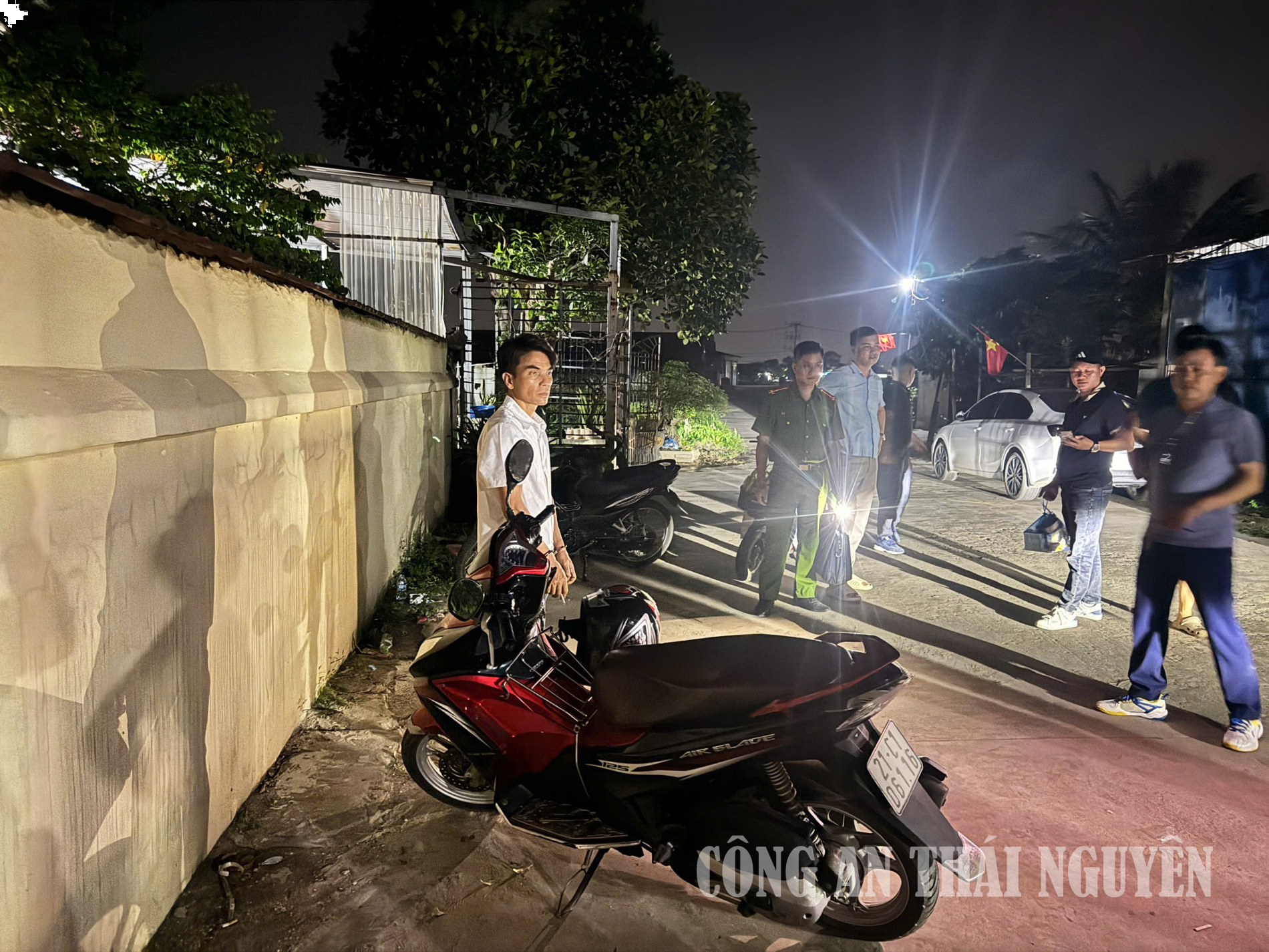 Công an phường tuần tra đêm trên các tuyến đường, giữ bình yên từng khu phố